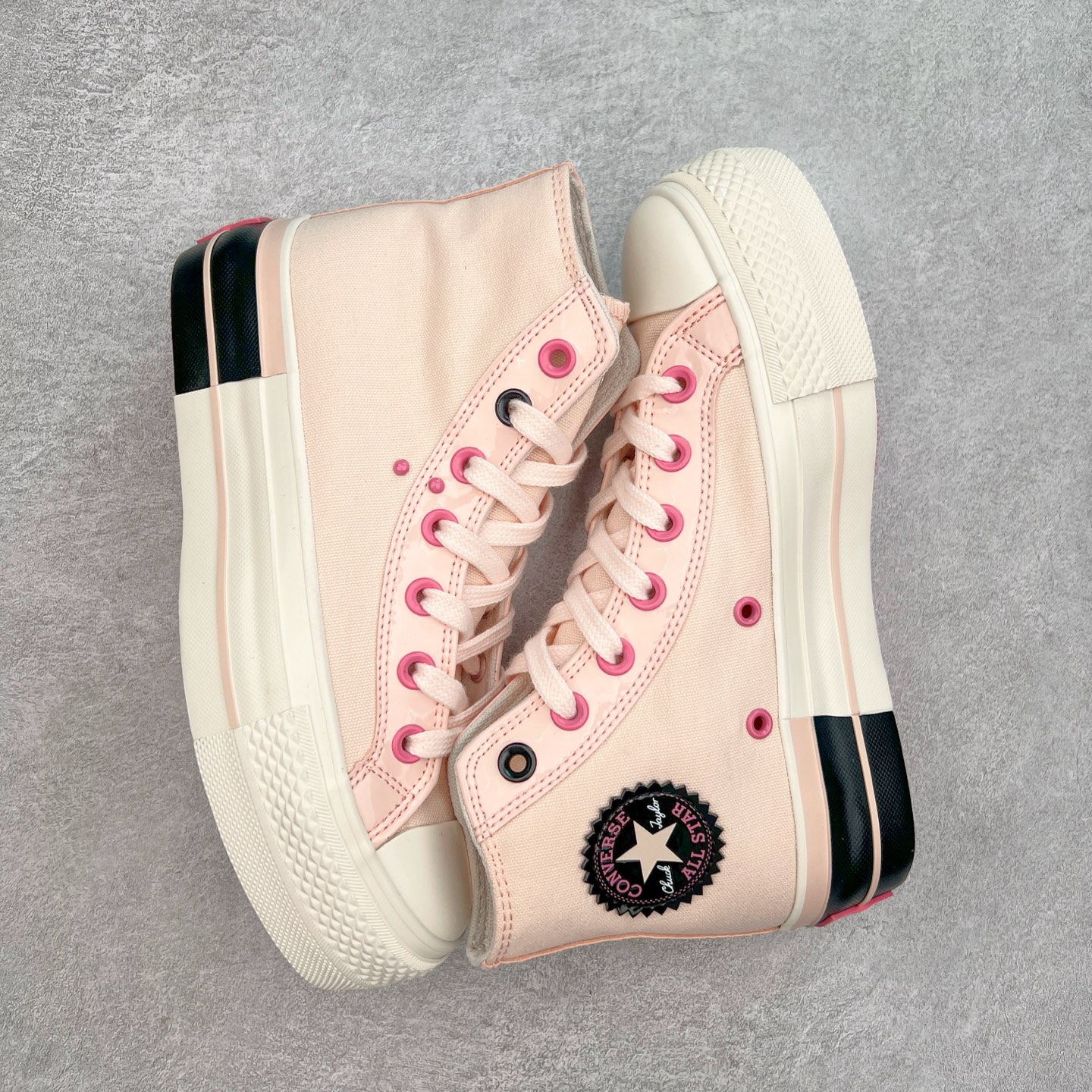 图片[3]-Converse All star lift 增高粉黑 匡威官方新款 防滑耐磨厚底帆布鞋 💓🖤一眼就沦陷的厚底粉高甜酷ACE！ 匡威厚底粉高甜酷系列粉墨登场 女团风造型精髓 角逐穿搭C位！粉色加漆皮撞色点缀经典鞋身 浅粉色鞋带结合黑色鞋带 搭配粉色鞋底和拼接黑色围条 细节满满 贷号：A14825C 尺码：35 36 36.5 37 37.5 38 39 39.5 40-选品中心