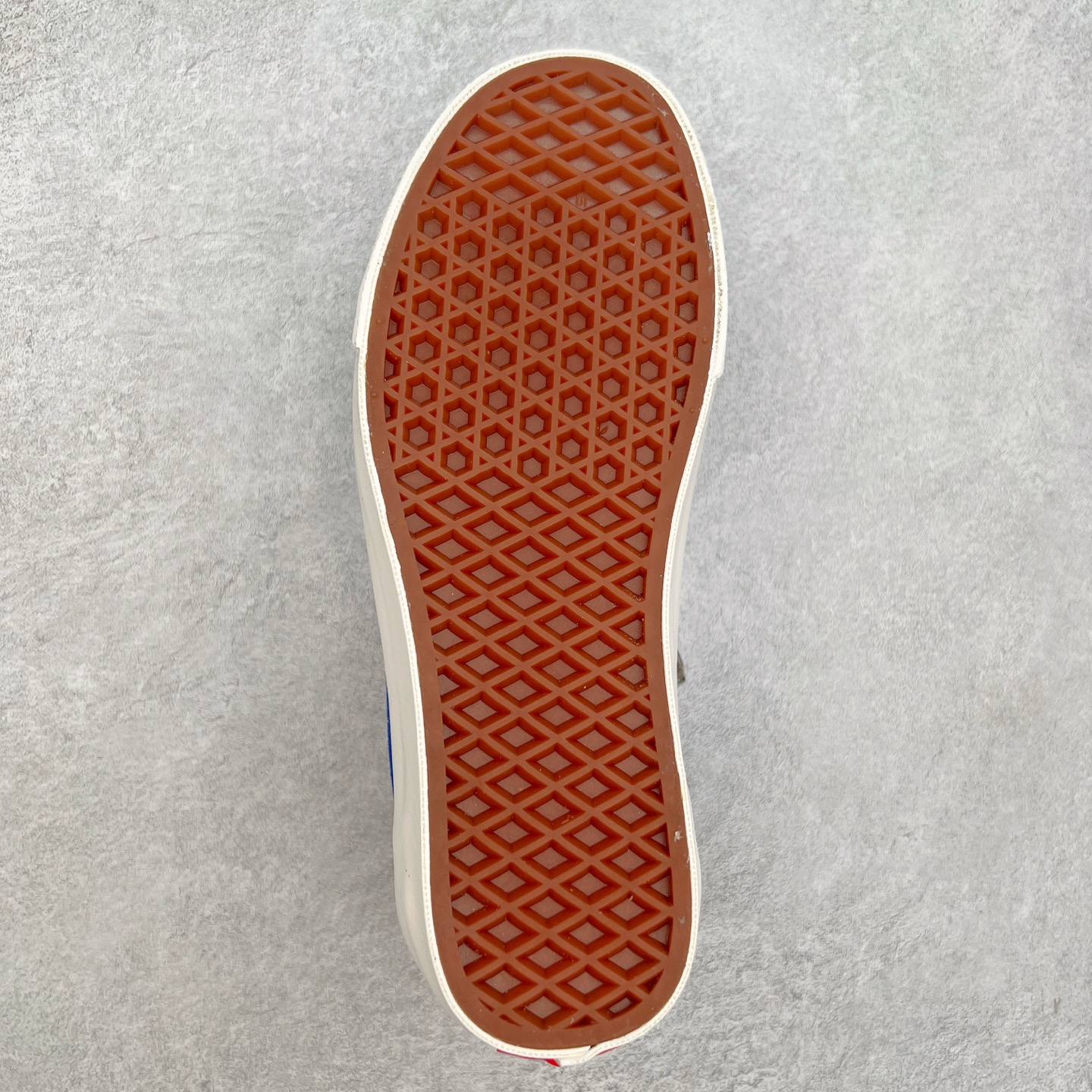 图片[9]-Vans Premium Old Skool 高阶系列 范斯官方新款 重回复古街头巅峰 鞋面采用麂皮搭配帆布材质打造 质感拉满 从鞋型和贴合度方面重塑鞋款 增强复古属性 缓震抗疲劳活动鞋垫使脚感更舒适 货号：VN000D569IJ 红色 货号：VN000D560QY 蓝色 尺码：35 36 36.5 37 38 38.5 39 40 40.5 41 42 42.5 43 44-选品中心