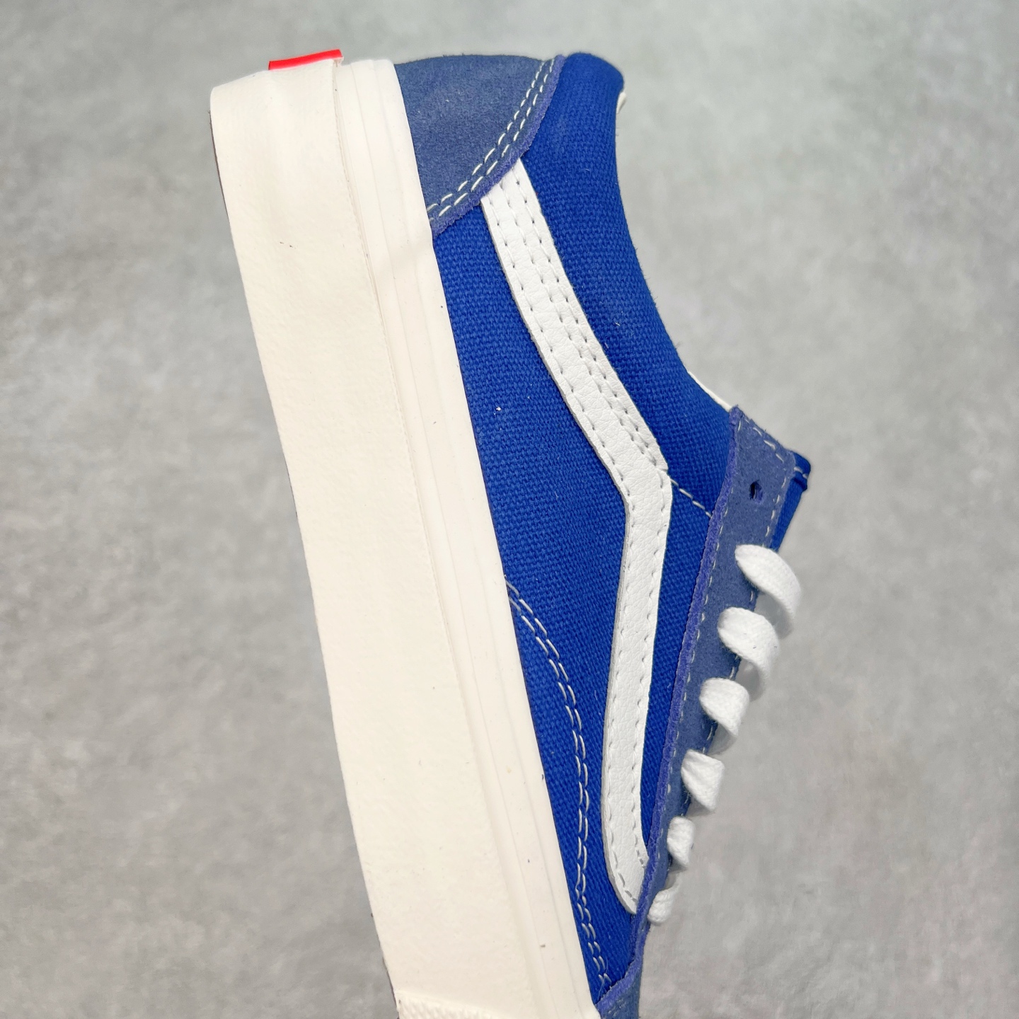 图片[6]-Vans Premium Old Skool 高阶系列 范斯官方新款 重回复古街头巅峰 鞋面采用麂皮搭配帆布材质打造 质感拉满 从鞋型和贴合度方面重塑鞋款 增强复古属性 缓震抗疲劳活动鞋垫使脚感更舒适 货号：VN000D569IJ 红色 货号：VN000D560QY 蓝色 尺码：35 36 36.5 37 38 38.5 39 40 40.5 41 42 42.5 43 44-选品中心