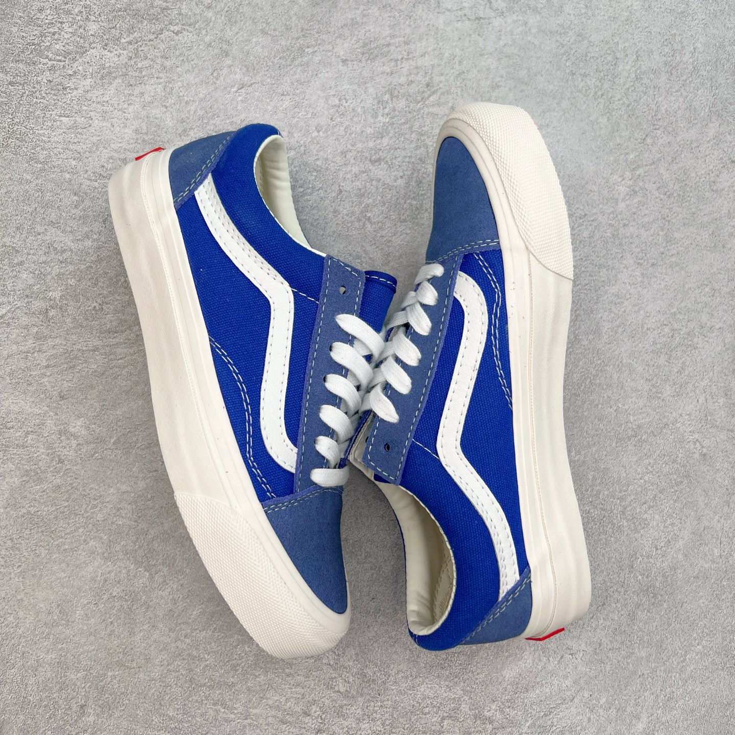 图片[3]-Vans Premium Old Skool 高阶系列 范斯官方新款 重回复古街头巅峰 鞋面采用麂皮搭配帆布材质打造 质感拉满 从鞋型和贴合度方面重塑鞋款 增强复古属性 缓震抗疲劳活动鞋垫使脚感更舒适 货号：VN000D569IJ 红色 货号：VN000D560QY 蓝色 尺码：35 36 36.5 37 38 38.5 39 40 40.5 41 42 42.5 43 44-选品中心