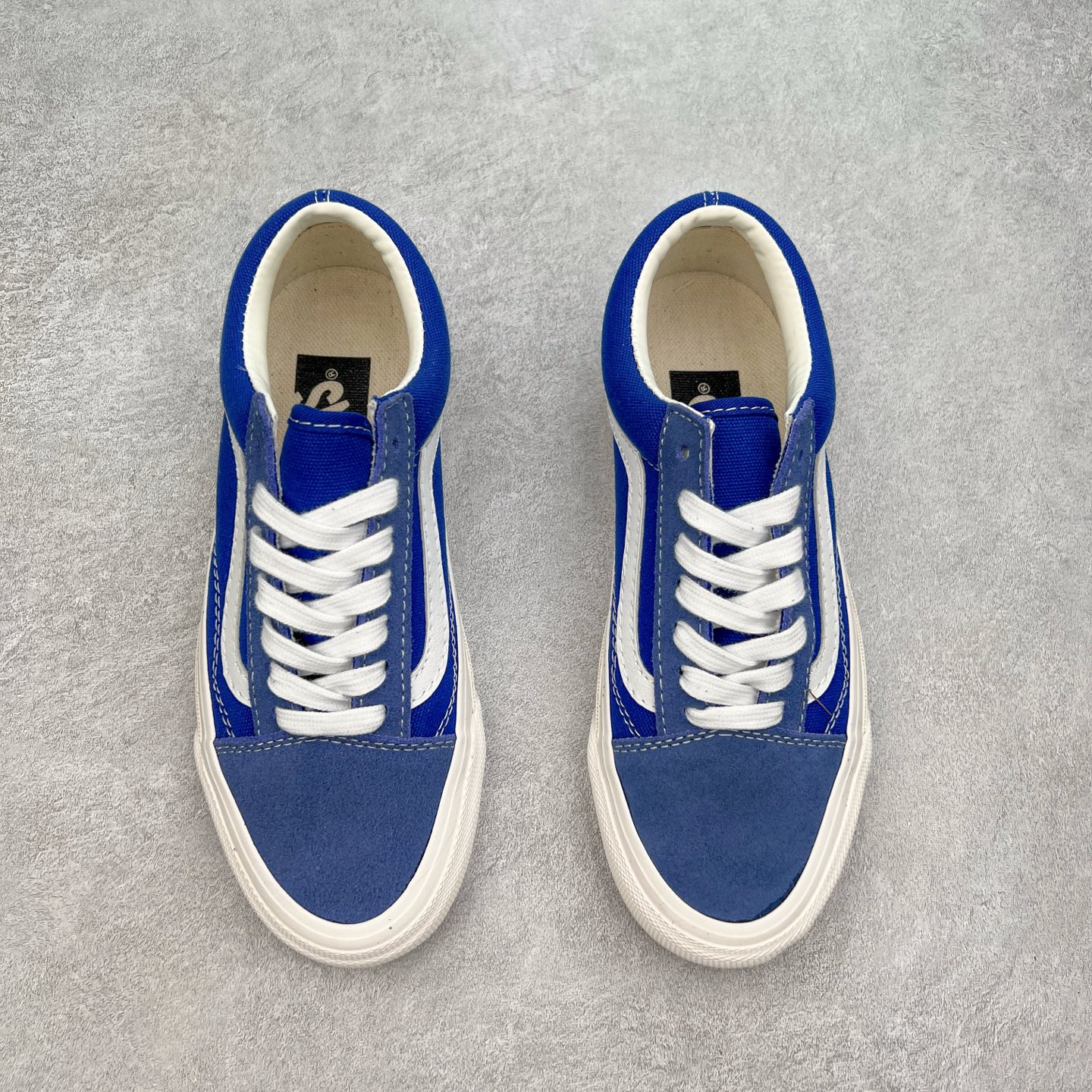 图片[2]-Vans Premium Old Skool 高阶系列 范斯官方新款 重回复古街头巅峰 鞋面采用麂皮搭配帆布材质打造 质感拉满 从鞋型和贴合度方面重塑鞋款 增强复古属性 缓震抗疲劳活动鞋垫使脚感更舒适 货号：VN000D569IJ 红色 货号：VN000D560QY 蓝色 尺码：35 36 36.5 37 38 38.5 39 40 40.5 41 42 42.5 43 44-选品中心
