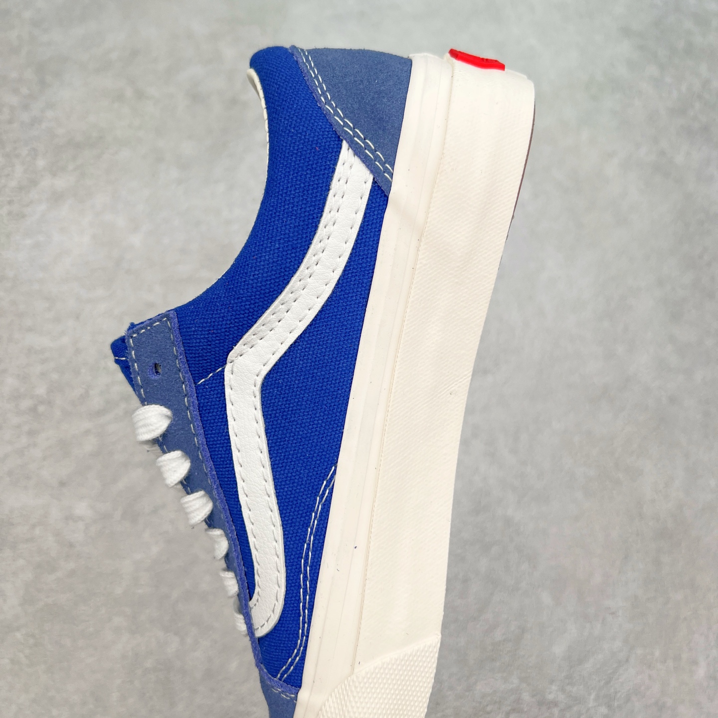 图片[7]-Vans Premium Old Skool 高阶系列 范斯官方新款 重回复古街头巅峰 鞋面采用麂皮搭配帆布材质打造 质感拉满 从鞋型和贴合度方面重塑鞋款 增强复古属性 缓震抗疲劳活动鞋垫使脚感更舒适 货号：VN000D569IJ 红色 货号：VN000D560QY 蓝色 尺码：35 36 36.5 37 38 38.5 39 40 40.5 41 42 42.5 43 44-选品中心