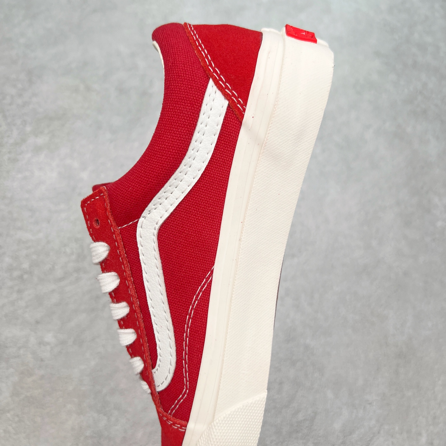 图片[7]-Vans Premium Old Skool 高阶系列 范斯官方新款 重回复古街头巅峰 鞋面采用麂皮搭配帆布材质打造 质感拉满 从鞋型和贴合度方面重塑鞋款 增强复古属性 缓震抗疲劳活动鞋垫使脚感更舒适 货号：VN000D569IJ 红色 货号：VN000D560QY 蓝色 尺码：35 36 36.5 37 38 38.5 39 40 40.5 41 42 42.5 43 44-选品中心