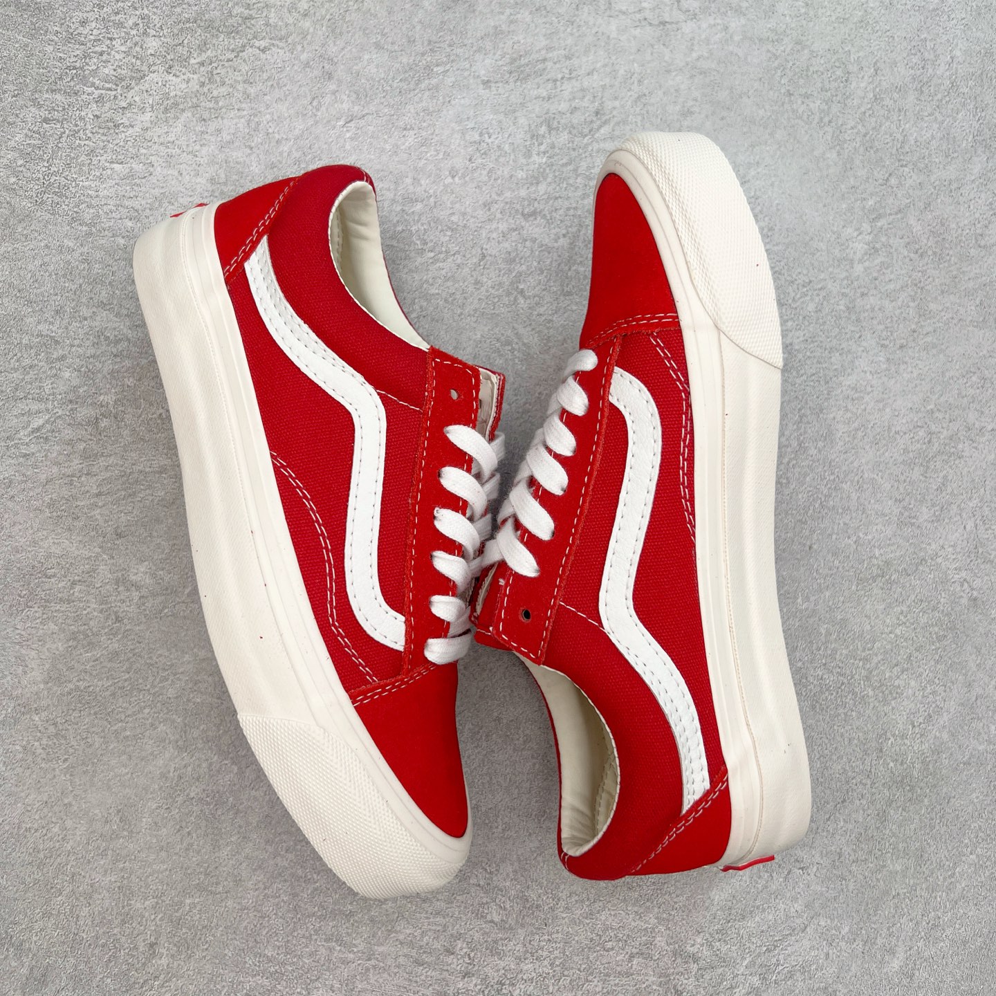 图片[3]-Vans Premium Old Skool 高阶系列 范斯官方新款 重回复古街头巅峰 鞋面采用麂皮搭配帆布材质打造 质感拉满 从鞋型和贴合度方面重塑鞋款 增强复古属性 缓震抗疲劳活动鞋垫使脚感更舒适 货号：VN000D569IJ 红色 货号：VN000D560QY 蓝色 尺码：35 36 36.5 37 38 38.5 39 40 40.5 41 42 42.5 43 44-选品中心