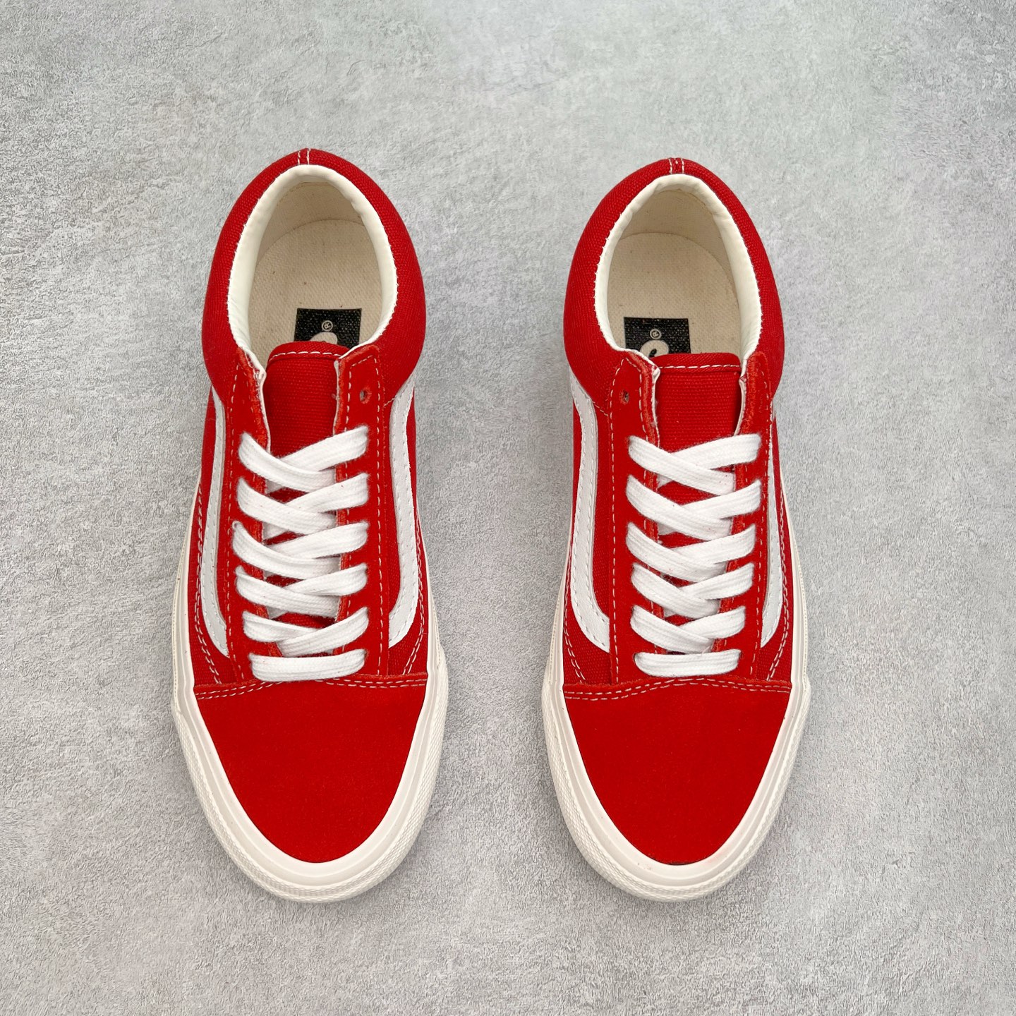 图片[2]-Vans Premium Old Skool 高阶系列 范斯官方新款 重回复古街头巅峰 鞋面采用麂皮搭配帆布材质打造 质感拉满 从鞋型和贴合度方面重塑鞋款 增强复古属性 缓震抗疲劳活动鞋垫使脚感更舒适 货号：VN000D569IJ 红色 货号：VN000D560QY 蓝色 尺码：35 36 36.5 37 38 38.5 39 40 40.5 41 42 42.5 43 44-选品中心