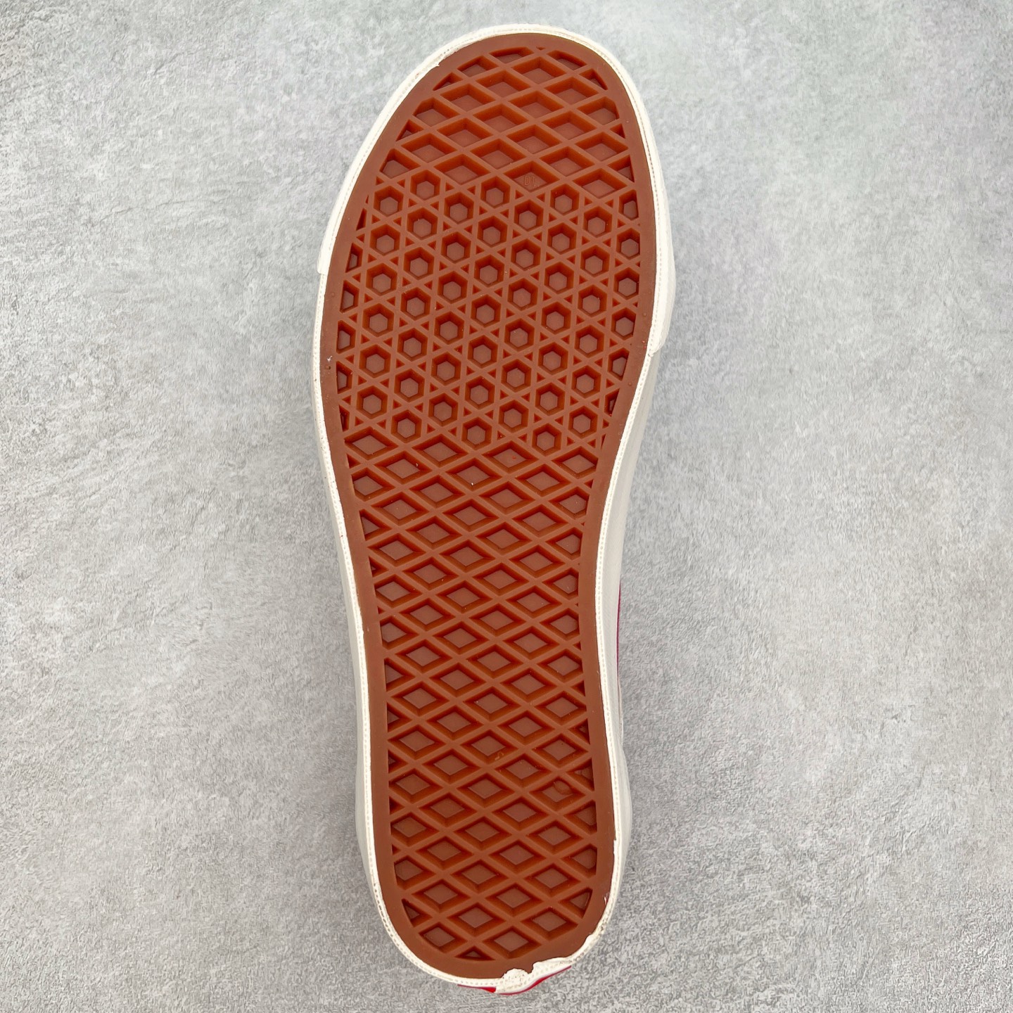 图片[9]-Vans Premium Old Skool 高阶系列 范斯官方新款 重回复古街头巅峰 鞋面采用麂皮搭配帆布材质打造 质感拉满 从鞋型和贴合度方面重塑鞋款 增强复古属性 缓震抗疲劳活动鞋垫使脚感更舒适 货号：VN000D569IJ 红色 货号：VN000D560QY 蓝色 尺码：35 36 36.5 37 38 38.5 39 40 40.5 41 42 42.5 43 44-选品中心