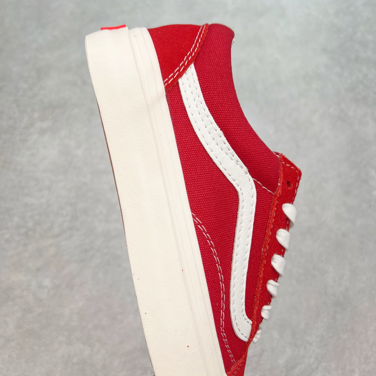 图片[6]-Vans Premium Old Skool 高阶系列 范斯官方新款 重回复古街头巅峰 鞋面采用麂皮搭配帆布材质打造 质感拉满 从鞋型和贴合度方面重塑鞋款 增强复古属性 缓震抗疲劳活动鞋垫使脚感更舒适 货号：VN000D569IJ 红色 货号：VN000D560QY 蓝色 尺码：35 36 36.5 37 38 38.5 39 40 40.5 41 42 42.5 43 44-选品中心