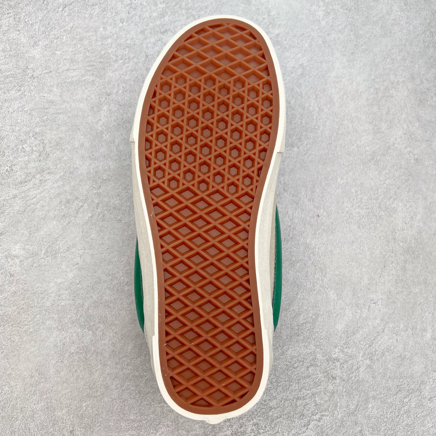 图片[9]-Vans Knu Skool 米绿条 官方新款 复古休闲胖胖面包鞋 肥胖版大LOGO原版全皮猪八面料 尺码：35 36 36.5 37 38 38.5 39 40 40.5 41 42 42.5 43 44 工艺：硫化1：1（重量1：1、真标、原钢印、材质标、鞋型标、合格证）-选品中心