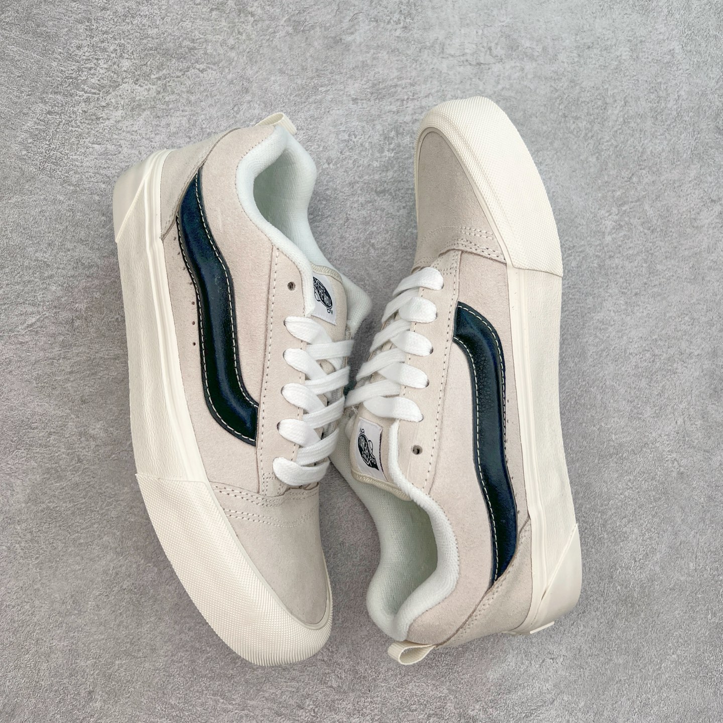 图片[3]-Vans Knu Skool 米黑条 官方新款 复古休闲胖胖面包鞋 肥胖版大LOGO原版全皮猪八面料 尺码：35 36 36.5 37 38 38.5 39 40 40.5 41 42 42.5 43 44 工艺：硫化1：1（重量1：1、真标、原钢印、材质标、鞋型标、合格证）-选品中心