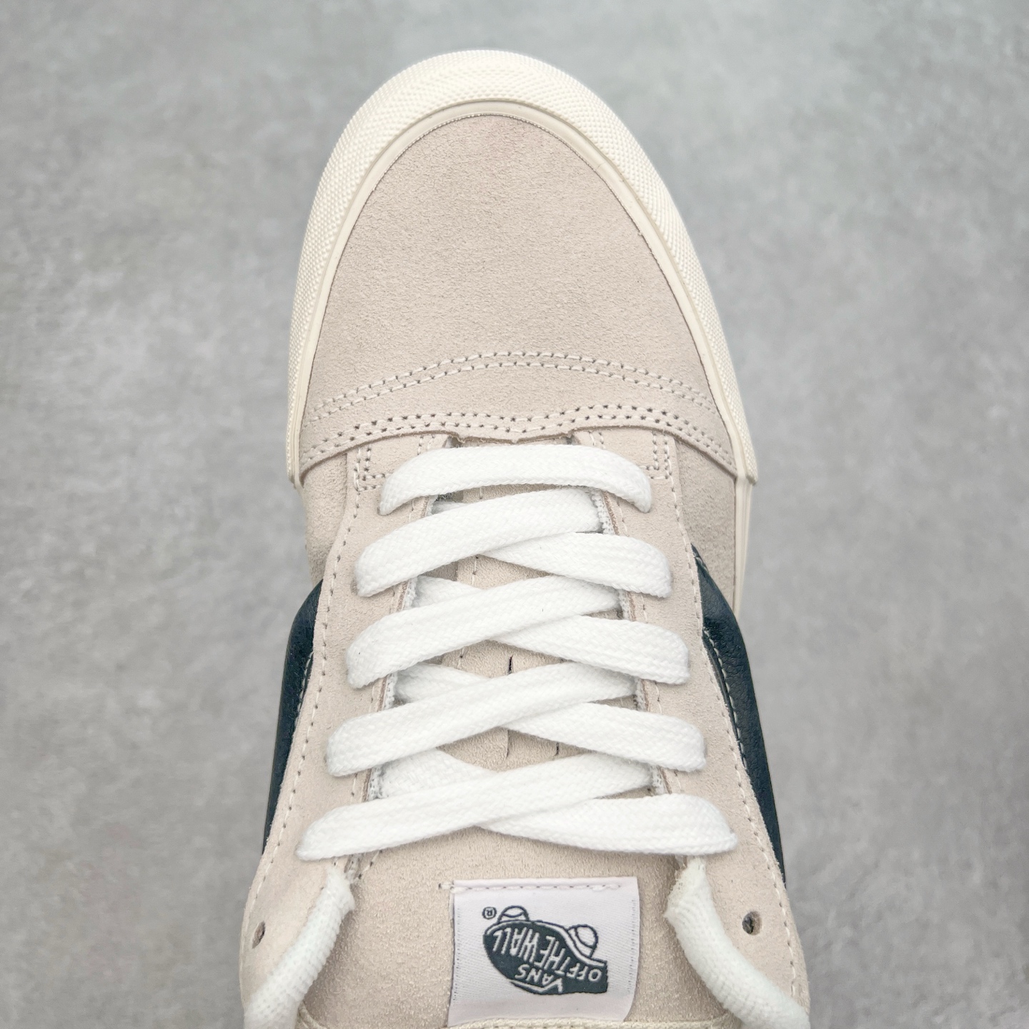 图片[4]-Vans Knu Skool 米黑条 官方新款 复古休闲胖胖面包鞋 肥胖版大LOGO原版全皮猪八面料 尺码：35 36 36.5 37 38 38.5 39 40 40.5 41 42 42.5 43 44 工艺：硫化1：1（重量1：1、真标、原钢印、材质标、鞋型标、合格证）-选品中心