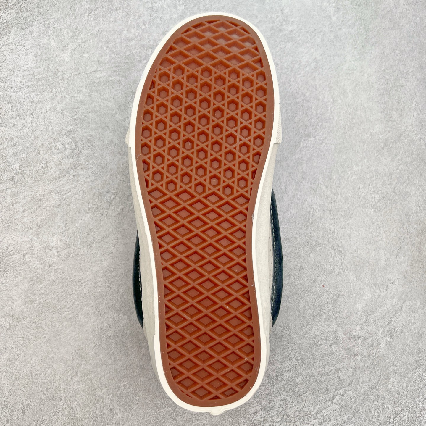 图片[9]-Vans Knu Skool 米黑条 官方新款 复古休闲胖胖面包鞋 肥胖版大LOGO原版全皮猪八面料 尺码：35 36 36.5 37 38 38.5 39 40 40.5 41 42 42.5 43 44 工艺：硫化1：1（重量1：1、真标、原钢印、材质标、鞋型标、合格证）-选品中心