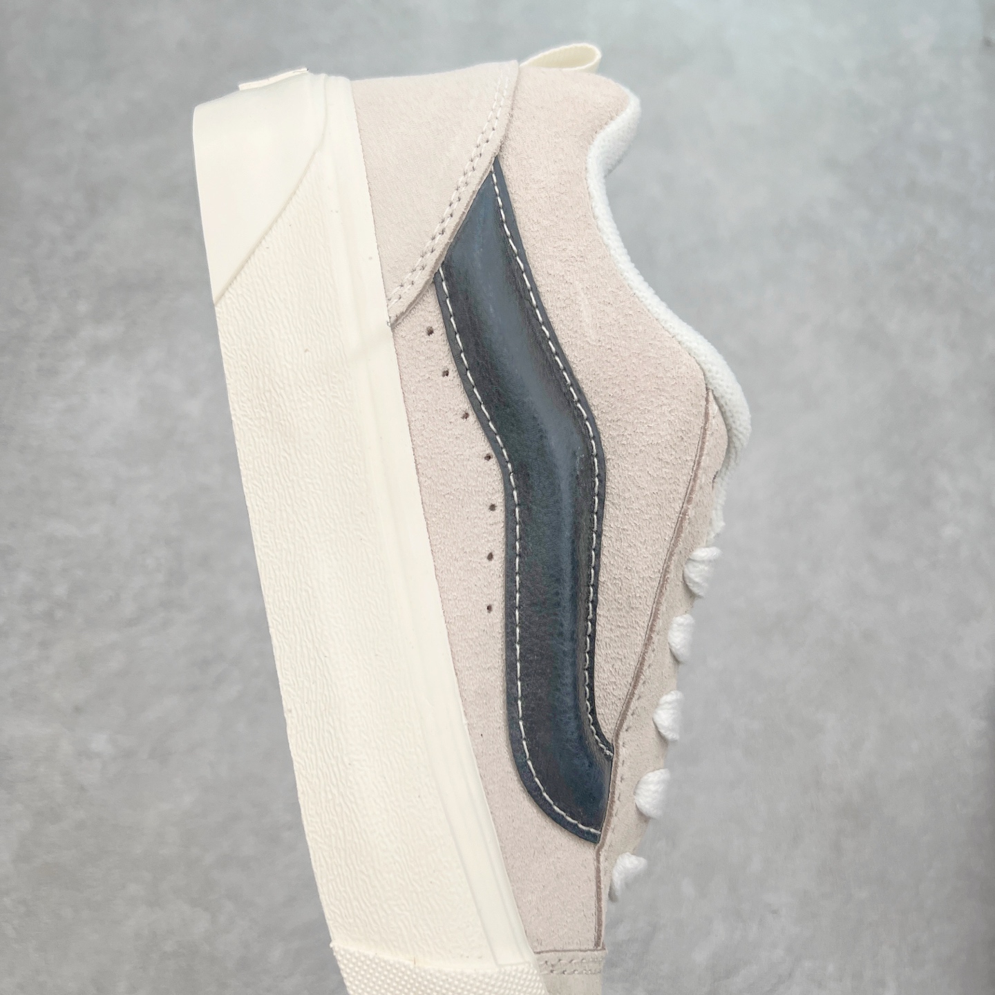 图片[6]-Vans Knu Skool 米黑条 官方新款 复古休闲胖胖面包鞋 肥胖版大LOGO原版全皮猪八面料 尺码：35 36 36.5 37 38 38.5 39 40 40.5 41 42 42.5 43 44 工艺：硫化1：1（重量1：1、真标、原钢印、材质标、鞋型标、合格证）-选品中心