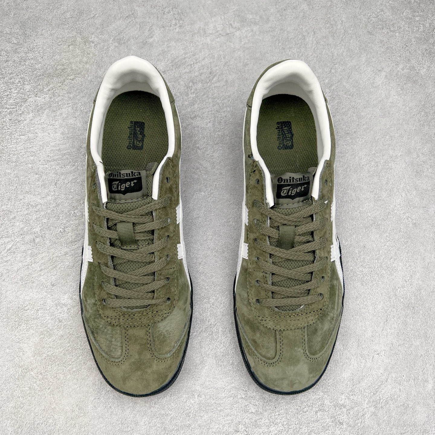 图片[2]-＃特价福利 Asics Onitsuka Tige TOKUTEN 亚瑟士鬼冢虎男女士复古跑鞋街拍潮鞋低帮板鞋经典款中性复古运动鞋 轻盈舒适 时尚与复古与一体 轻盈的款式 适合夏天~简单的设定配合修长的线条 全鞋身均以麖皮打造 散发着日本新一代的潮流品味 无论配衬任何造型都能胜任 Tokuten 精神来自80年代的室内用鞋 T-TOE前足补强设计 环状中底底部结构 橡胶大底元素 防滑耐磨的同时保持着鞋子的轻盈 并提供良好牵引力 脚感柔软舒适 长时间行走也不会觉得脚部不适 经典复刻款 休闲百搭 中性款男女都可穿 尺码：36 37 37.5 38 39 40.5 41.5 42 42.5 43.5 44 45-选品中心