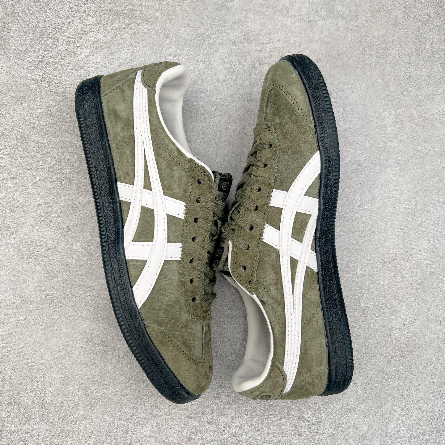 图片[3]-＃特价福利 Asics Onitsuka Tige TOKUTEN 亚瑟士鬼冢虎男女士复古跑鞋街拍潮鞋低帮板鞋经典款中性复古运动鞋 轻盈舒适 时尚与复古与一体 轻盈的款式 适合夏天~简单的设定配合修长的线条 全鞋身均以麖皮打造 散发着日本新一代的潮流品味 无论配衬任何造型都能胜任 Tokuten 精神来自80年代的室内用鞋 T-TOE前足补强设计 环状中底底部结构 橡胶大底元素 防滑耐磨的同时保持着鞋子的轻盈 并提供良好牵引力 脚感柔软舒适 长时间行走也不会觉得脚部不适 经典复刻款 休闲百搭 中性款男女都可穿 尺码：36 37 37.5 38 39 40.5 41.5 42 42.5 43.5 44 45-选品中心