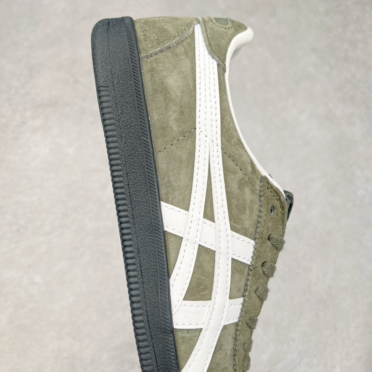 图片[6]-＃特价福利 Asics Onitsuka Tige TOKUTEN 亚瑟士鬼冢虎男女士复古跑鞋街拍潮鞋低帮板鞋经典款中性复古运动鞋 轻盈舒适 时尚与复古与一体 轻盈的款式 适合夏天~简单的设定配合修长的线条 全鞋身均以麖皮打造 散发着日本新一代的潮流品味 无论配衬任何造型都能胜任 Tokuten 精神来自80年代的室内用鞋 T-TOE前足补强设计 环状中底底部结构 橡胶大底元素 防滑耐磨的同时保持着鞋子的轻盈 并提供良好牵引力 脚感柔软舒适 长时间行走也不会觉得脚部不适 经典复刻款 休闲百搭 中性款男女都可穿 尺码：36 37 37.5 38 39 40.5 41.5 42 42.5 43.5 44 45-选品中心