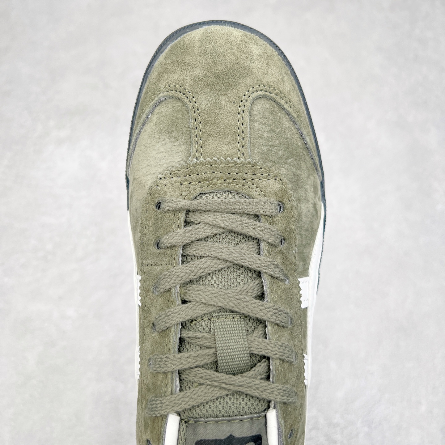 图片[4]-＃特价福利 Asics Onitsuka Tige TOKUTEN 亚瑟士鬼冢虎男女士复古跑鞋街拍潮鞋低帮板鞋经典款中性复古运动鞋 轻盈舒适 时尚与复古与一体 轻盈的款式 适合夏天~简单的设定配合修长的线条 全鞋身均以麖皮打造 散发着日本新一代的潮流品味 无论配衬任何造型都能胜任 Tokuten 精神来自80年代的室内用鞋 T-TOE前足补强设计 环状中底底部结构 橡胶大底元素 防滑耐磨的同时保持着鞋子的轻盈 并提供良好牵引力 脚感柔软舒适 长时间行走也不会觉得脚部不适 经典复刻款 休闲百搭 中性款男女都可穿 尺码：36 37 37.5 38 39 40.5 41.5 42 42.5 43.5 44 45-选品中心