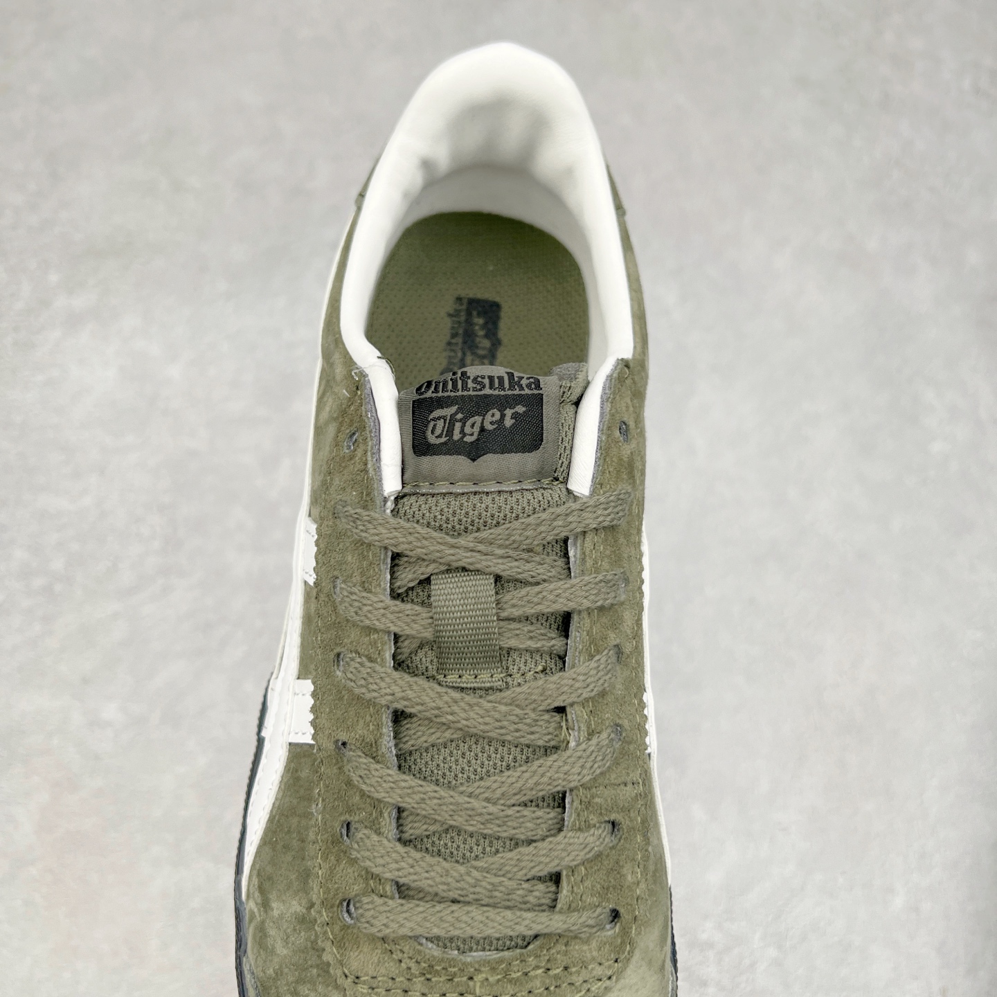 图片[5]-＃特价福利 Asics Onitsuka Tige TOKUTEN 亚瑟士鬼冢虎男女士复古跑鞋街拍潮鞋低帮板鞋经典款中性复古运动鞋 轻盈舒适 时尚与复古与一体 轻盈的款式 适合夏天~简单的设定配合修长的线条 全鞋身均以麖皮打造 散发着日本新一代的潮流品味 无论配衬任何造型都能胜任 Tokuten 精神来自80年代的室内用鞋 T-TOE前足补强设计 环状中底底部结构 橡胶大底元素 防滑耐磨的同时保持着鞋子的轻盈 并提供良好牵引力 脚感柔软舒适 长时间行走也不会觉得脚部不适 经典复刻款 休闲百搭 中性款男女都可穿 尺码：36 37 37.5 38 39 40.5 41.5 42 42.5 43.5 44 45-选品中心