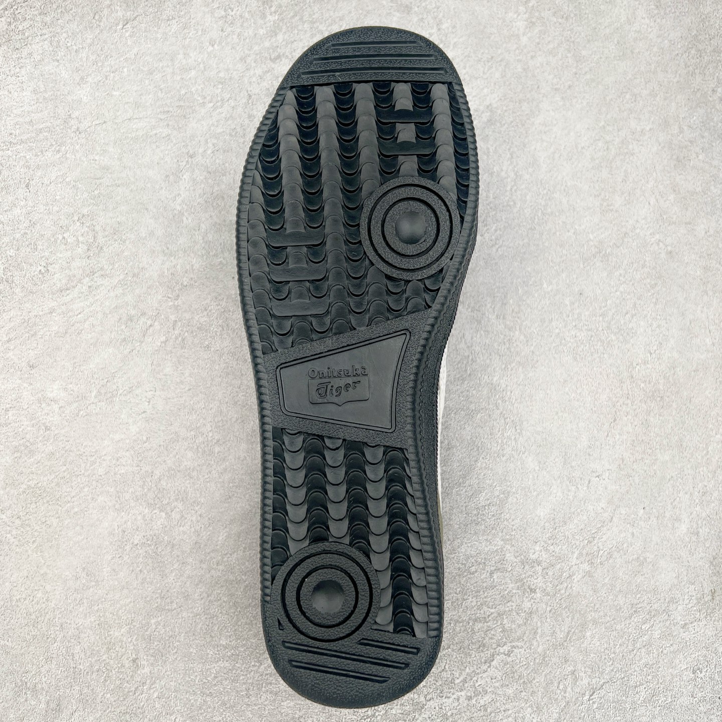 图片[9]-＃特价福利 Asics Onitsuka Tige TOKUTEN 亚瑟士鬼冢虎男女士复古跑鞋街拍潮鞋低帮板鞋经典款中性复古运动鞋 轻盈舒适 时尚与复古与一体 轻盈的款式 适合夏天~简单的设定配合修长的线条 全鞋身均以麖皮打造 散发着日本新一代的潮流品味 无论配衬任何造型都能胜任 Tokuten 精神来自80年代的室内用鞋 T-TOE前足补强设计 环状中底底部结构 橡胶大底元素 防滑耐磨的同时保持着鞋子的轻盈 并提供良好牵引力 脚感柔软舒适 长时间行走也不会觉得脚部不适 经典复刻款 休闲百搭 中性款男女都可穿 尺码：36 37 37.5 38 39 40.5 41.5 42 42.5 43.5 44 45-选品中心