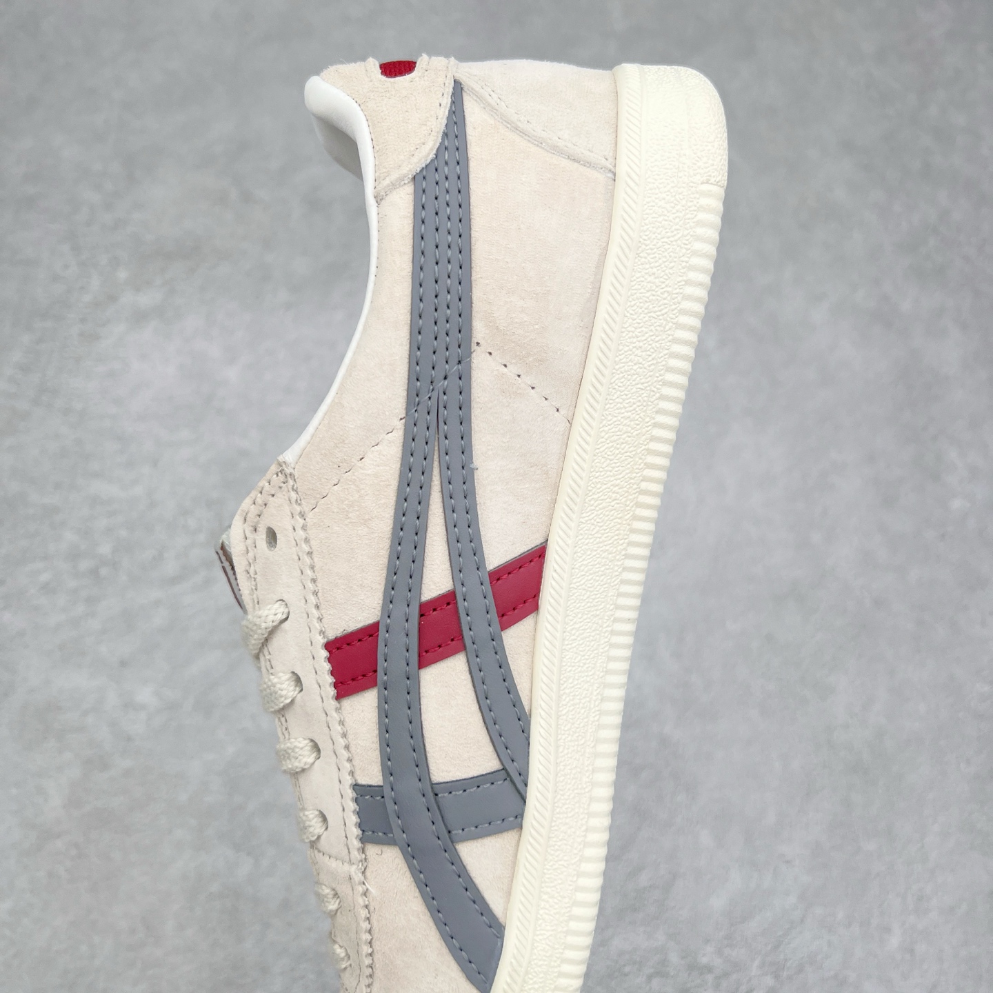 图片[7]-＃特价福利 Asics Onitsuka Tige TOKUTEN 亚瑟士鬼冢虎男女士复古跑鞋街拍潮鞋低帮板鞋经典款中性复古运动鞋 轻盈舒适 时尚与复古与一体 轻盈的款式 适合夏天~简单的设定配合修长的线条 全鞋身均以麖皮打造 散发着日本新一代的潮流品味 无论配衬任何造型都能胜任 Tokuten 精神来自80年代的室内用鞋 T-TOE前足补强设计 环状中底底部结构 橡胶大底元素 防滑耐磨的同时保持着鞋子的轻盈 并提供良好牵引力 脚感柔软舒适 长时间行走也不会觉得脚部不适 经典复刻款 休闲百搭 中性款男女都可穿 尺码：36 37 37.5 38 39 40.5 41.5 42 42.5 43.5 44 45-选品中心