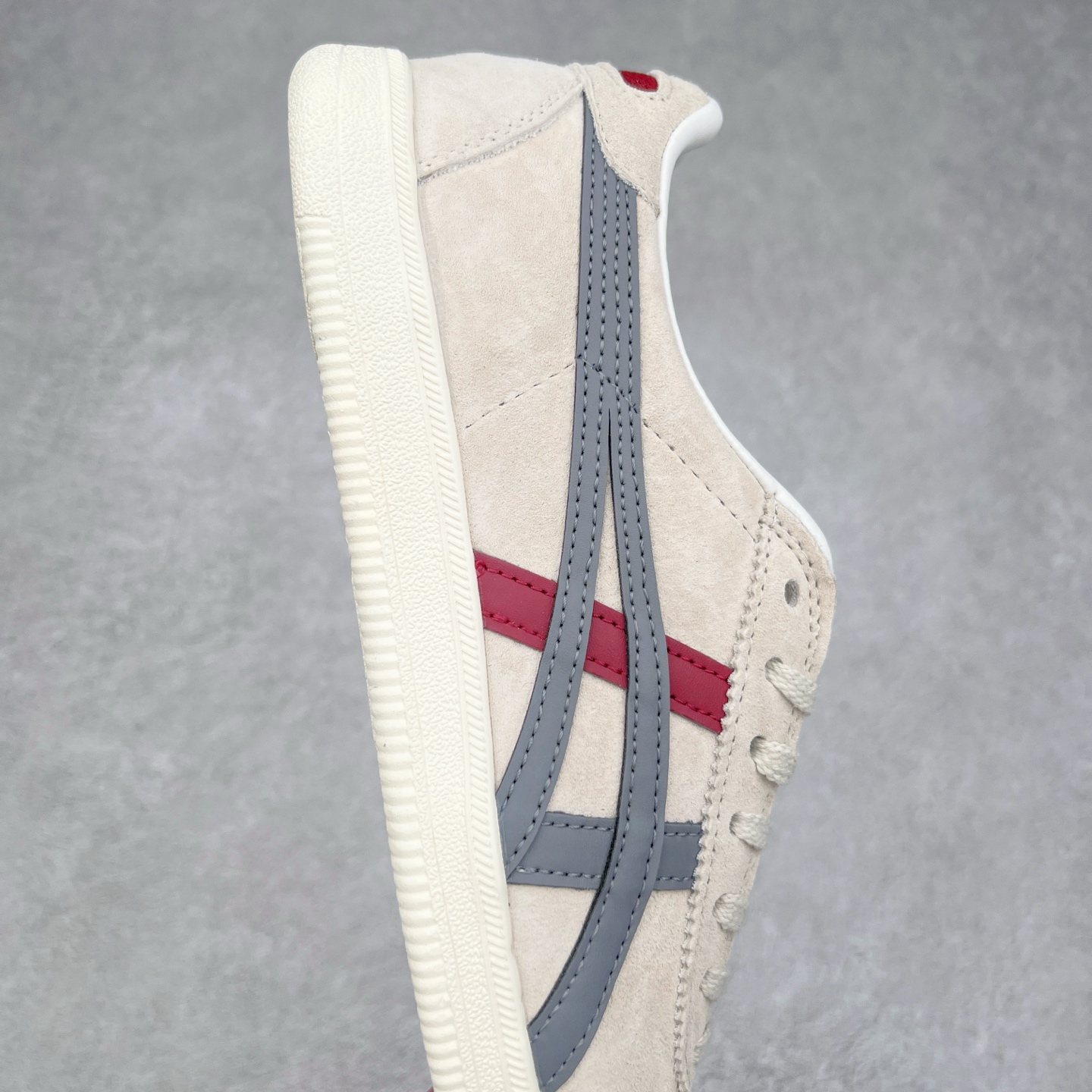 图片[6]-＃特价福利 Asics Onitsuka Tige TOKUTEN 亚瑟士鬼冢虎男女士复古跑鞋街拍潮鞋低帮板鞋经典款中性复古运动鞋 轻盈舒适 时尚与复古与一体 轻盈的款式 适合夏天~简单的设定配合修长的线条 全鞋身均以麖皮打造 散发着日本新一代的潮流品味 无论配衬任何造型都能胜任 Tokuten 精神来自80年代的室内用鞋 T-TOE前足补强设计 环状中底底部结构 橡胶大底元素 防滑耐磨的同时保持着鞋子的轻盈 并提供良好牵引力 脚感柔软舒适 长时间行走也不会觉得脚部不适 经典复刻款 休闲百搭 中性款男女都可穿 尺码：36 37 37.5 38 39 40.5 41.5 42 42.5 43.5 44 45-选品中心