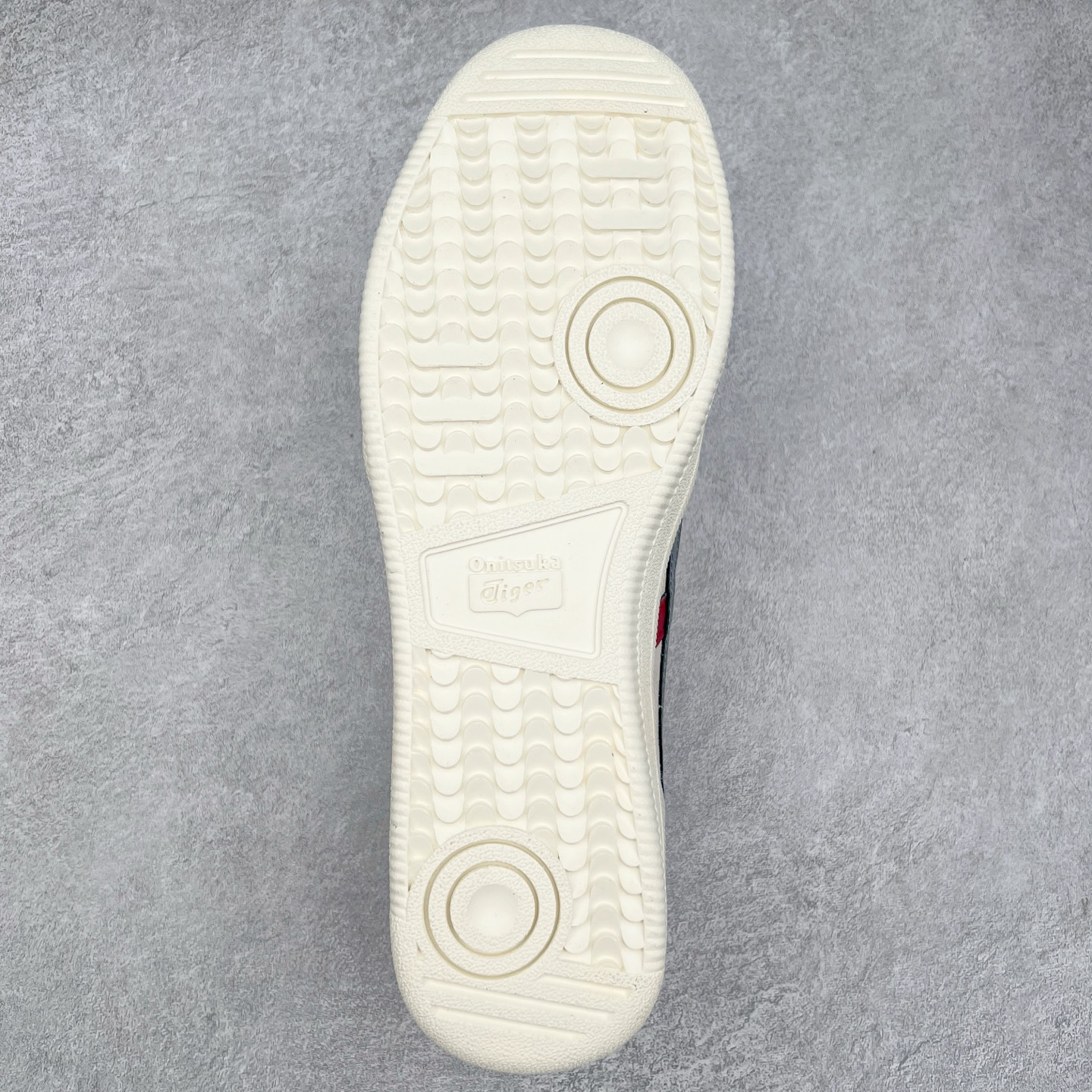 图片[9]-＃特价福利 Asics Onitsuka Tige TOKUTEN 亚瑟士鬼冢虎男女士复古跑鞋街拍潮鞋低帮板鞋经典款中性复古运动鞋 轻盈舒适 时尚与复古与一体 轻盈的款式 适合夏天~简单的设定配合修长的线条 全鞋身均以麖皮打造 散发着日本新一代的潮流品味 无论配衬任何造型都能胜任 Tokuten 精神来自80年代的室内用鞋 T-TOE前足补强设计 环状中底底部结构 橡胶大底元素 防滑耐磨的同时保持着鞋子的轻盈 并提供良好牵引力 脚感柔软舒适 长时间行走也不会觉得脚部不适 经典复刻款 休闲百搭 中性款男女都可穿 尺码：36 37 37.5 38 39 40.5 41.5 42 42.5 43.5 44 45-选品中心