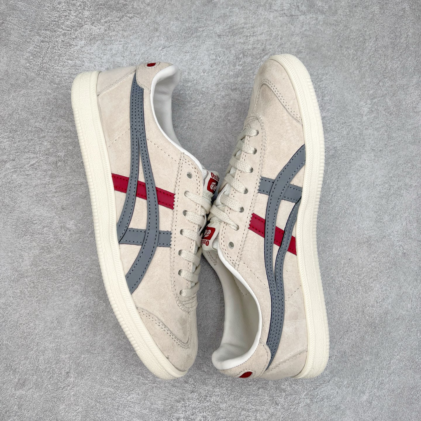 图片[3]-＃特价福利 Asics Onitsuka Tige TOKUTEN 亚瑟士鬼冢虎男女士复古跑鞋街拍潮鞋低帮板鞋经典款中性复古运动鞋 轻盈舒适 时尚与复古与一体 轻盈的款式 适合夏天~简单的设定配合修长的线条 全鞋身均以麖皮打造 散发着日本新一代的潮流品味 无论配衬任何造型都能胜任 Tokuten 精神来自80年代的室内用鞋 T-TOE前足补强设计 环状中底底部结构 橡胶大底元素 防滑耐磨的同时保持着鞋子的轻盈 并提供良好牵引力 脚感柔软舒适 长时间行走也不会觉得脚部不适 经典复刻款 休闲百搭 中性款男女都可穿 尺码：36 37 37.5 38 39 40.5 41.5 42 42.5 43.5 44 45-选品中心