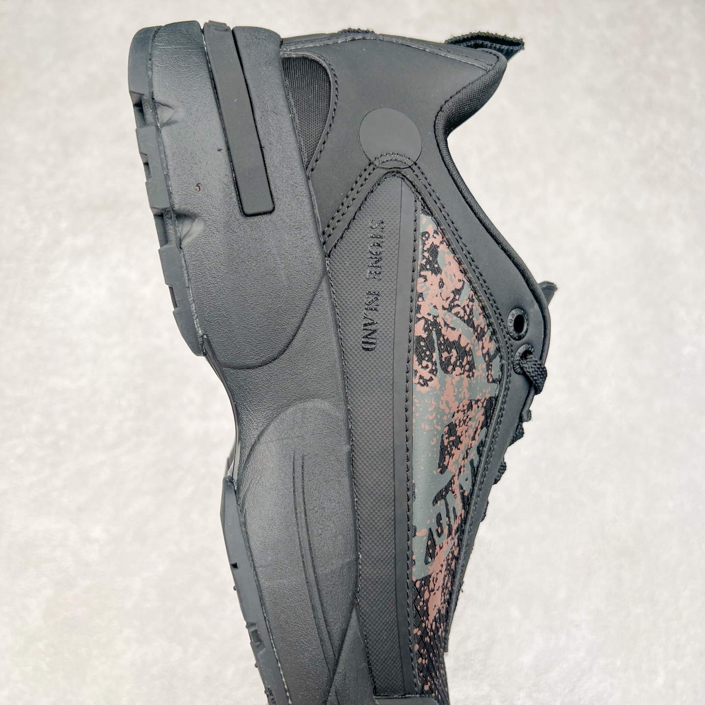 图片[6]-Stone Island Grime Panelled 石头岛黑褐色舒适时尚低帮生活休闲鞋 石头岛作不仅是科技面料和织物染色典范并加入了创新机能美学，兼顾功能性与时尚感，颠覆传统休闲服饰的想象。尺码：36 37 37.5 38 38.5 39 39.5 40 40.5 41.5 42 42.5 43 44 44.5 45-选品中心