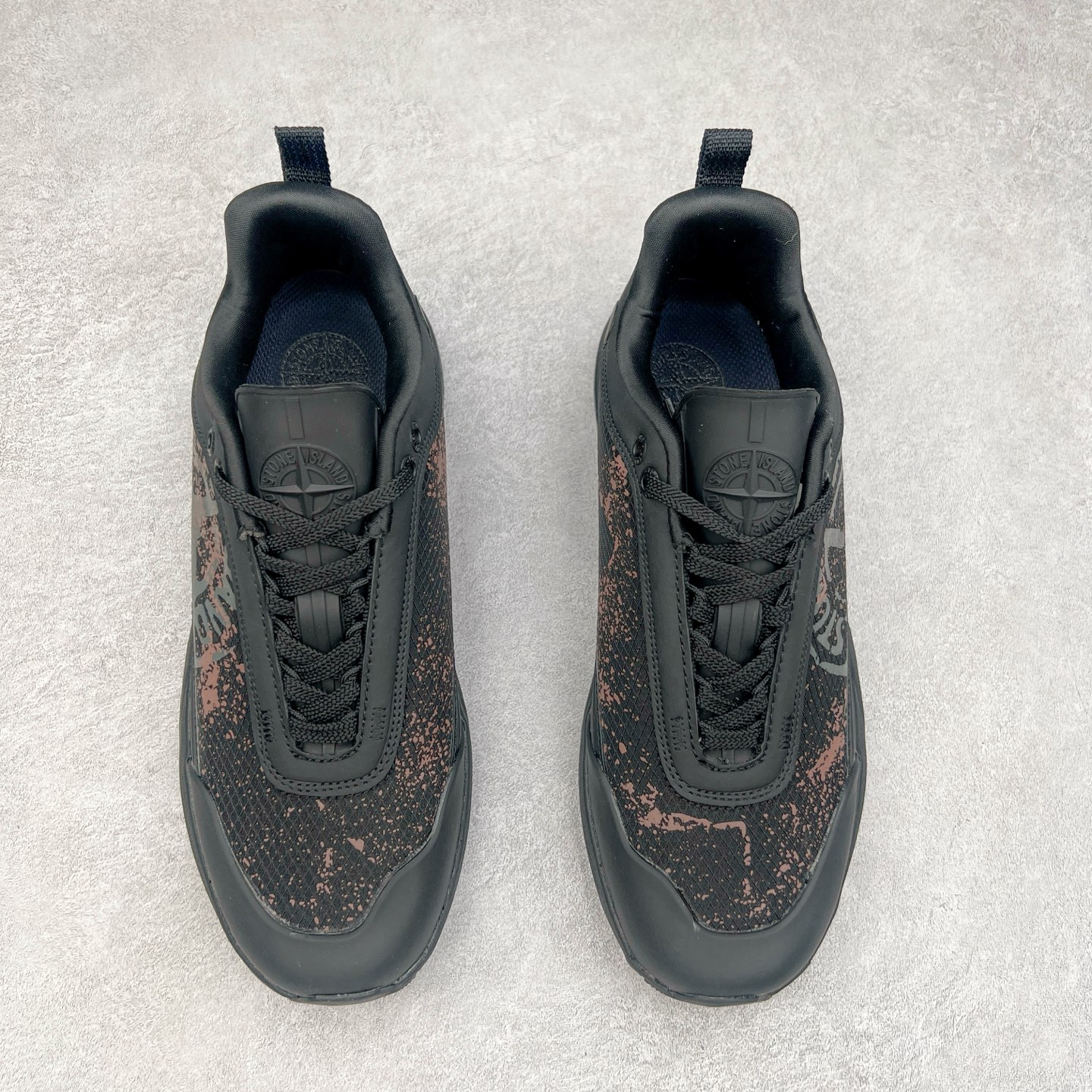 图片[2]-Stone Island Grime Panelled 石头岛黑褐色舒适时尚低帮生活休闲鞋 石头岛作不仅是科技面料和织物染色典范并加入了创新机能美学，兼顾功能性与时尚感，颠覆传统休闲服饰的想象。尺码：36 37 37.5 38 38.5 39 39.5 40 40.5 41.5 42 42.5 43 44 44.5 45-选品中心