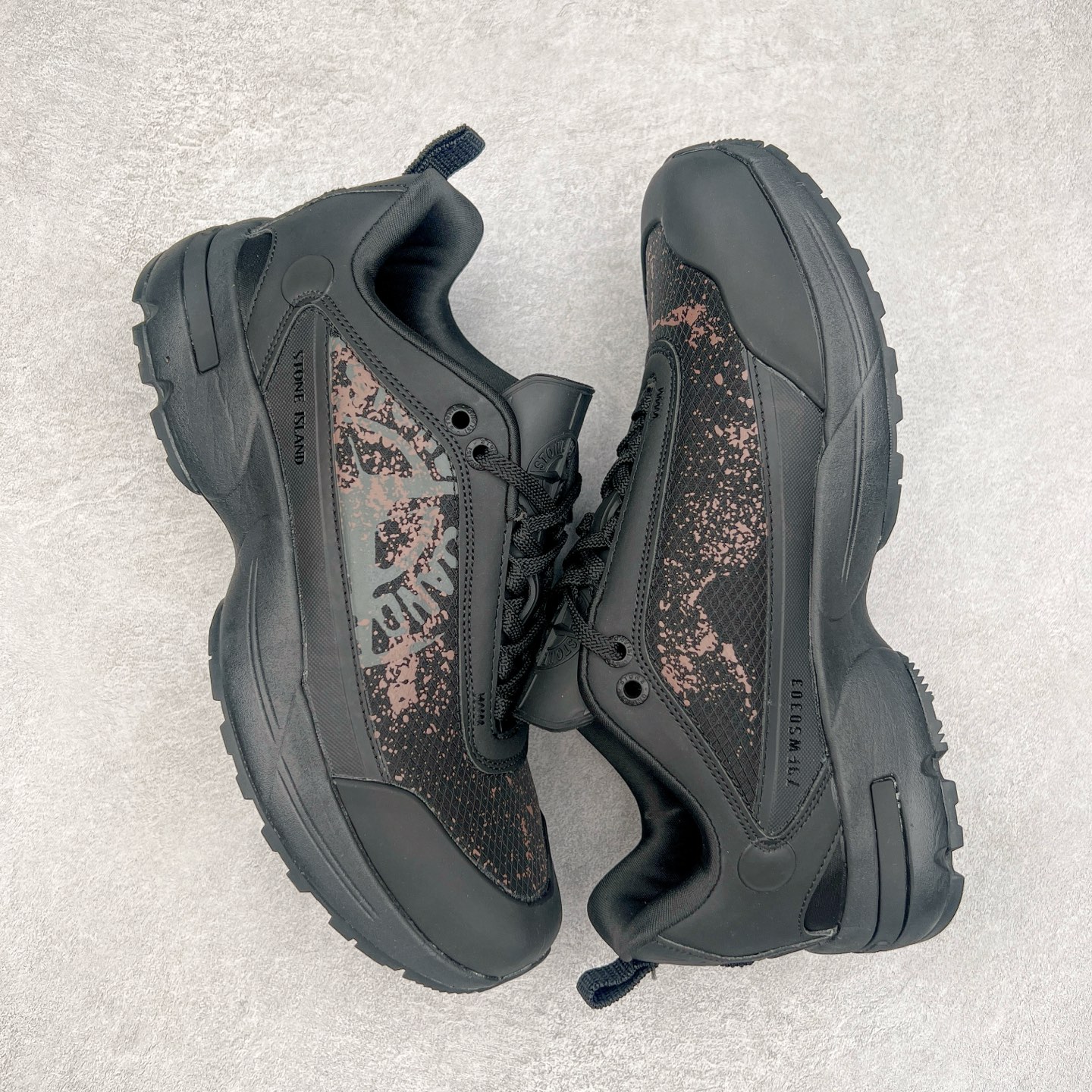 图片[3]-Stone Island Grime Panelled 石头岛黑褐色舒适时尚低帮生活休闲鞋 石头岛作不仅是科技面料和织物染色典范并加入了创新机能美学，兼顾功能性与时尚感，颠覆传统休闲服饰的想象。尺码：36 37 37.5 38 38.5 39 39.5 40 40.5 41.5 42 42.5 43 44 44.5 45-选品中心