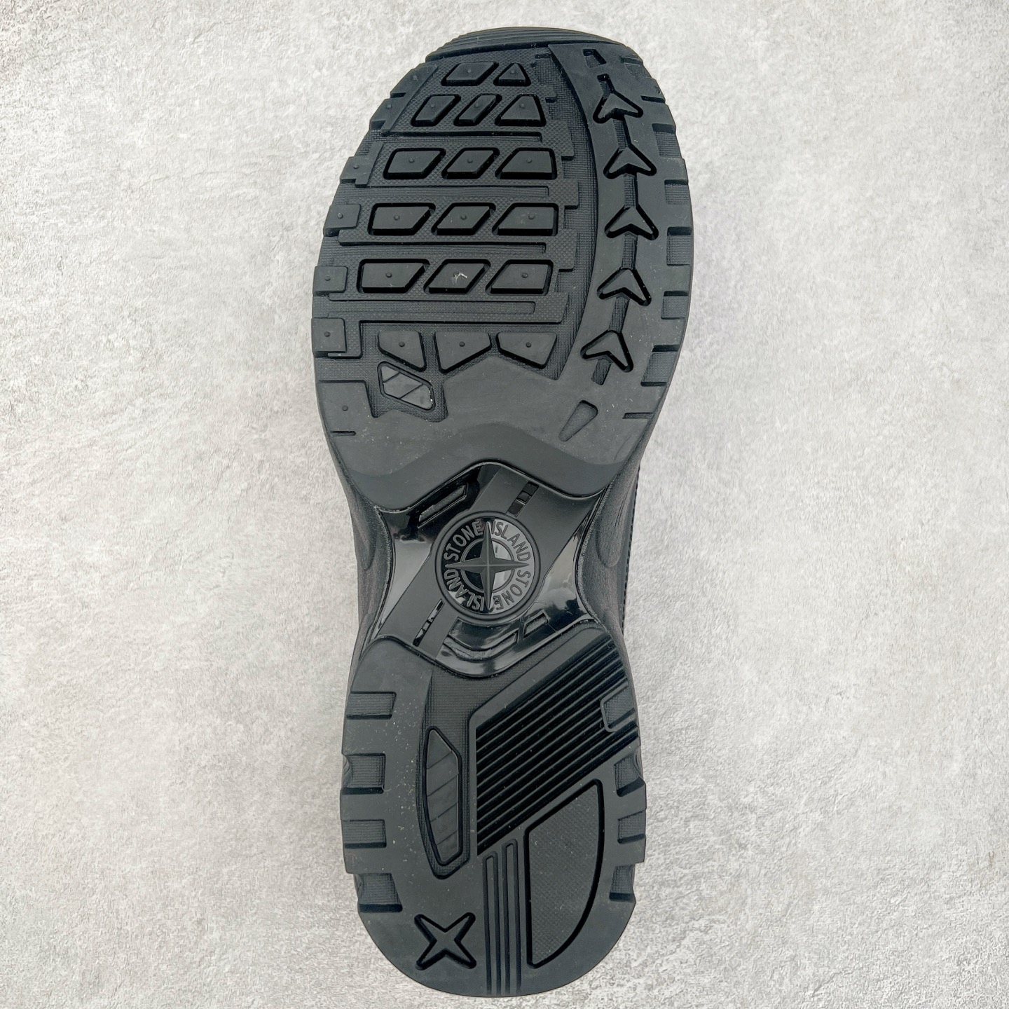 图片[9]-Stone Island Grime Panelled 石头岛黑褐色舒适时尚低帮生活休闲鞋 石头岛作不仅是科技面料和织物染色典范并加入了创新机能美学，兼顾功能性与时尚感，颠覆传统休闲服饰的想象。尺码：36 37 37.5 38 38.5 39 39.5 40 40.5 41.5 42 42.5 43 44 44.5 45-选品中心