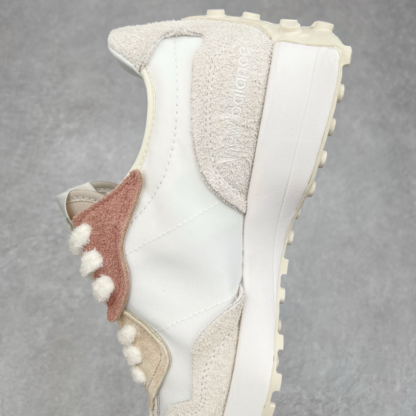 图片[7]-New Balance MS327 NB新百伦系列复古休闲运动慢跑鞋 #以更纯粹的复古风格设计打造的全新造型 侧身还以解构设计 将 N 字标志以做旧压花样式呈现 样式别具新意 而麂皮、冲孔皮革的塑造 则呈现出高级怀旧气质 也让鞋款在奢华时装风格与运动氛围之间达到了平衡 鞋身采用尼龙及猪巴革麂皮物料拼接构成 中底高弹PU材质及满丁防滑橡胶外底 尺码：36 37 37.5 38 38.5 39.5 40 40.5 41.5 42 42.5 43 44 45-选品中心