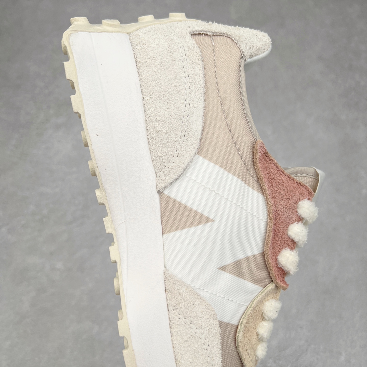 图片[6]-New Balance MS327 NB新百伦系列复古休闲运动慢跑鞋 #以更纯粹的复古风格设计打造的全新造型 侧身还以解构设计 将 N 字标志以做旧压花样式呈现 样式别具新意 而麂皮、冲孔皮革的塑造 则呈现出高级怀旧气质 也让鞋款在奢华时装风格与运动氛围之间达到了平衡 鞋身采用尼龙及猪巴革麂皮物料拼接构成 中底高弹PU材质及满丁防滑橡胶外底 尺码：36 37 37.5 38 38.5 39.5 40 40.5 41.5 42 42.5 43 44 45-选品中心