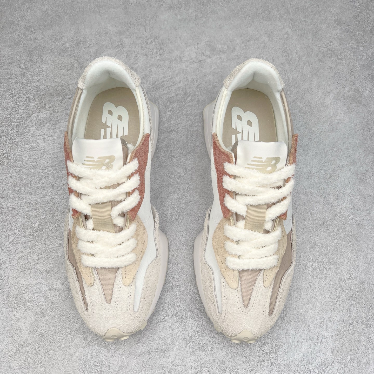 图片[2]-New Balance MS327 NB新百伦系列复古休闲运动慢跑鞋 #以更纯粹的复古风格设计打造的全新造型 侧身还以解构设计 将 N 字标志以做旧压花样式呈现 样式别具新意 而麂皮、冲孔皮革的塑造 则呈现出高级怀旧气质 也让鞋款在奢华时装风格与运动氛围之间达到了平衡 鞋身采用尼龙及猪巴革麂皮物料拼接构成 中底高弹PU材质及满丁防滑橡胶外底 尺码：36 37 37.5 38 38.5 39.5 40 40.5 41.5 42 42.5 43 44 45-选品中心