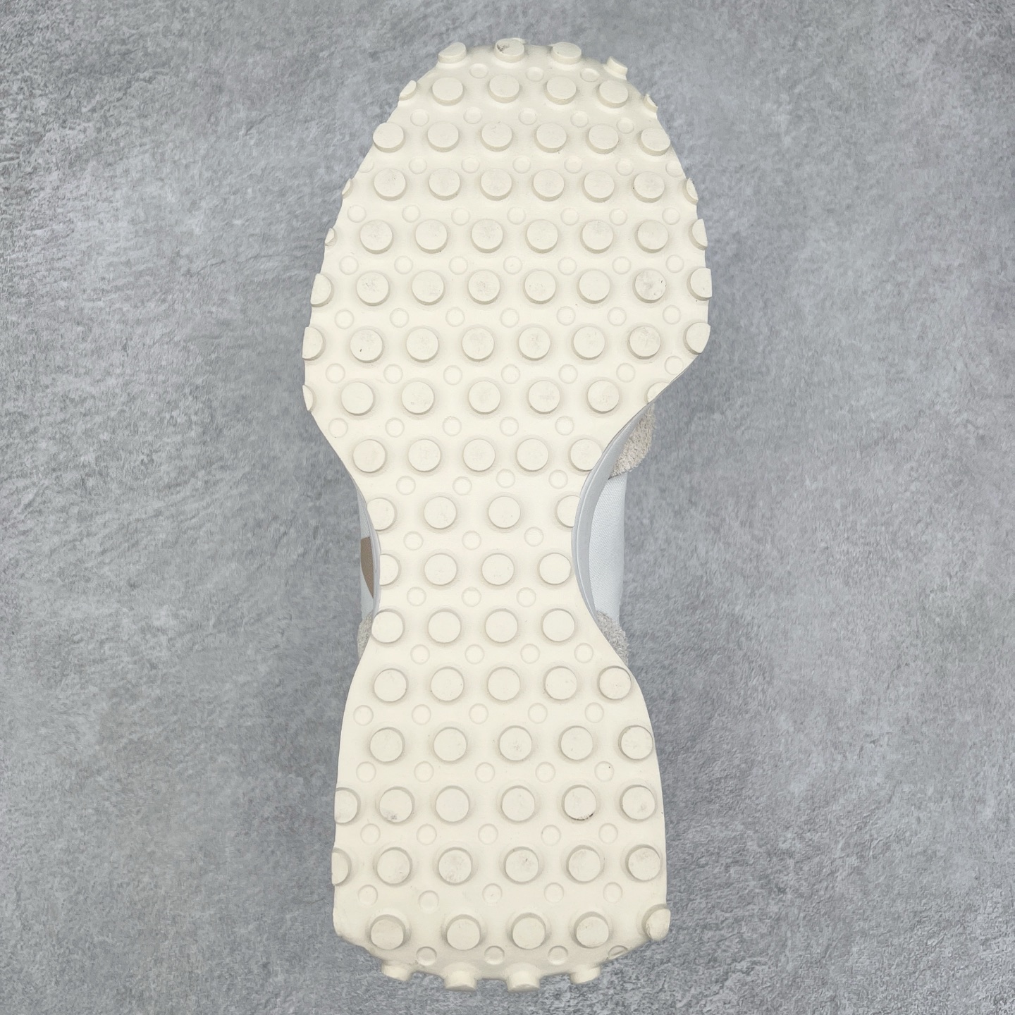 图片[9]-New Balance MS327 NB新百伦系列复古休闲运动慢跑鞋 #以更纯粹的复古风格设计打造的全新造型 侧身还以解构设计 将 N 字标志以做旧压花样式呈现 样式别具新意 而麂皮、冲孔皮革的塑造 则呈现出高级怀旧气质 也让鞋款在奢华时装风格与运动氛围之间达到了平衡 鞋身采用尼龙及猪巴革麂皮物料拼接构成 中底高弹PU材质及满丁防滑橡胶外底 尺码：36 37 37.5 38 38.5 39.5 40 40.5 41.5 42 42.5 43 44 45-选品中心