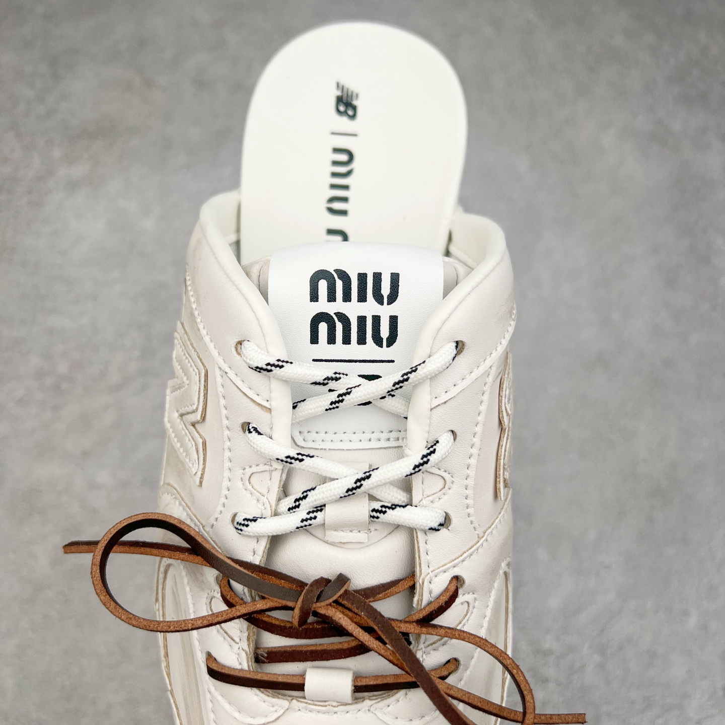 图片[5]-MiuMiu x New Balance NB530 SL 缪缪联名系列低帮经典复古休闲运动鞋半拖 近几年运动品牌与各大潮流品牌不断推出联名产品，在球鞋圈拥有极高的热度。此外，奢侈品牌和运动品牌联名也早已非新鲜事，继 Dior 和 Jordan Brand 以及 Prada 和 adidas 合作后。近日，Miu Miu与New Balance的合作基本已经成为定番，每年都会上新，而近期的最新联名也已经正式曝光，预计会在24年春夏面世！相比之前两次使用的574，这次Miu Miu带来了全新风格。采用了全新型号MR530进行设计，继续使用复古的旧化效果和去年就被带火的美拉德配色打造。Miu Miu作为千禧文化的重要推手，这次也是直接挑选了New Balance 2000年代时发布的健身跑鞋MR530。整体做旧效果非常明显，甚至有些二手鞋的感觉，多少是有点瘦巴黎世家影响了……配色方面将会推出米色和棕色两种颜色可供选择，整体覆盖了做旧麂皮，鞋舌和鞋垫和之前一致，有Miu Miu的Logo，同时搭配皮革和棉质双鞋带组成。尺码：36 37 37.5 38 38.5 39.5 40 40.5 41.5 42 42.5 43.5 44 44.5 45-选品中心