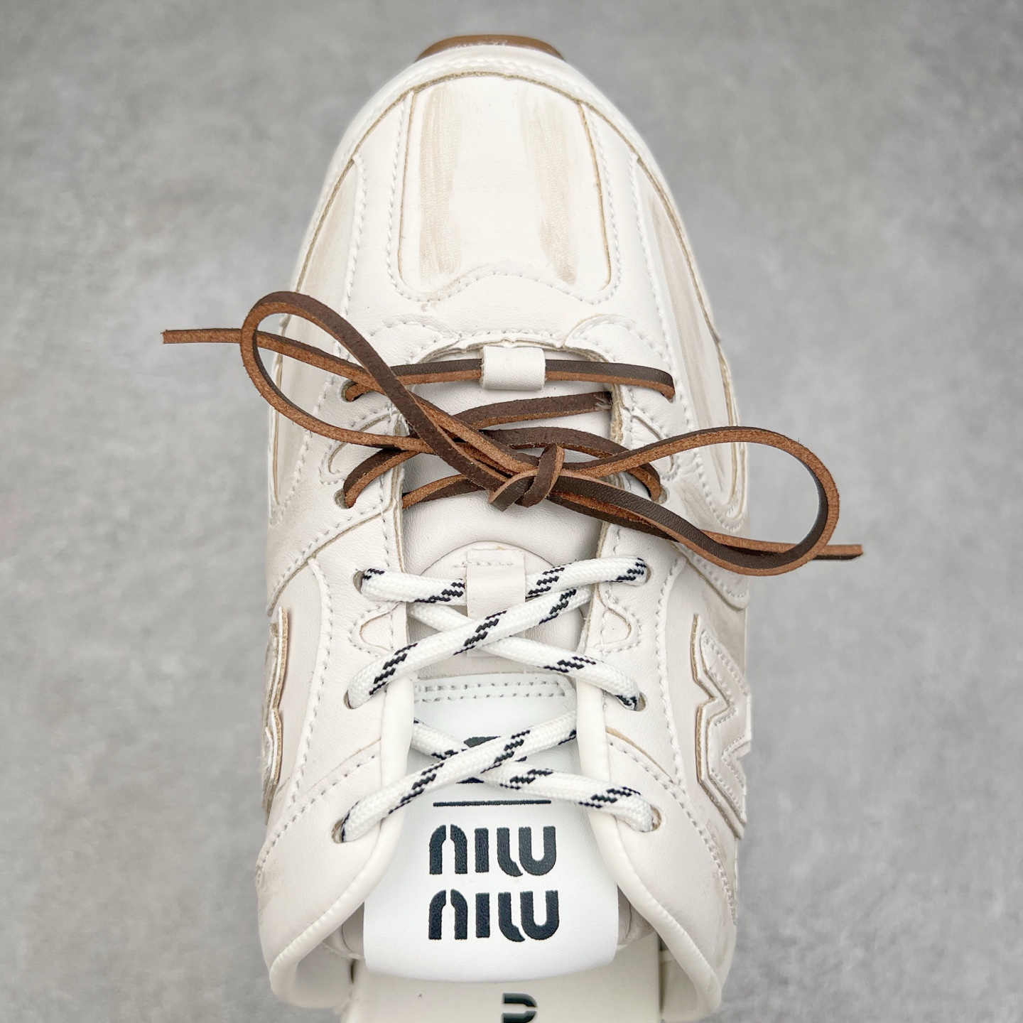 图片[4]-MiuMiu x New Balance NB530 SL 缪缪联名系列低帮经典复古休闲运动鞋半拖 近几年运动品牌与各大潮流品牌不断推出联名产品，在球鞋圈拥有极高的热度。此外，奢侈品牌和运动品牌联名也早已非新鲜事，继 Dior 和 Jordan Brand 以及 Prada 和 adidas 合作后。近日，Miu Miu与New Balance的合作基本已经成为定番，每年都会上新，而近期的最新联名也已经正式曝光，预计会在24年春夏面世！相比之前两次使用的574，这次Miu Miu带来了全新风格。采用了全新型号MR530进行设计，继续使用复古的旧化效果和去年就被带火的美拉德配色打造。Miu Miu作为千禧文化的重要推手，这次也是直接挑选了New Balance 2000年代时发布的健身跑鞋MR530。整体做旧效果非常明显，甚至有些二手鞋的感觉，多少是有点瘦巴黎世家影响了……配色方面将会推出米色和棕色两种颜色可供选择，整体覆盖了做旧麂皮，鞋舌和鞋垫和之前一致，有Miu Miu的Logo，同时搭配皮革和棉质双鞋带组成。尺码：36 37 37.5 38 38.5 39.5 40 40.5 41.5 42 42.5 43.5 44 44.5 45-选品中心