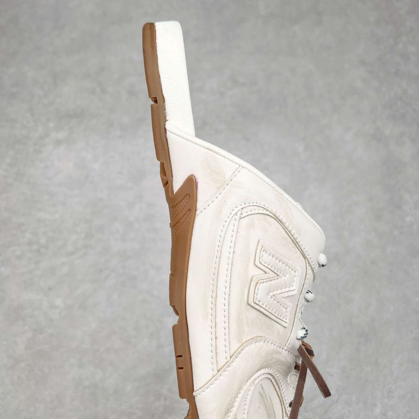 图片[6]-MiuMiu x New Balance NB530 SL 缪缪联名系列低帮经典复古休闲运动鞋半拖 近几年运动品牌与各大潮流品牌不断推出联名产品，在球鞋圈拥有极高的热度。此外，奢侈品牌和运动品牌联名也早已非新鲜事，继 Dior 和 Jordan Brand 以及 Prada 和 adidas 合作后。近日，Miu Miu与New Balance的合作基本已经成为定番，每年都会上新，而近期的最新联名也已经正式曝光，预计会在24年春夏面世！相比之前两次使用的574，这次Miu Miu带来了全新风格。采用了全新型号MR530进行设计，继续使用复古的旧化效果和去年就被带火的美拉德配色打造。Miu Miu作为千禧文化的重要推手，这次也是直接挑选了New Balance 2000年代时发布的健身跑鞋MR530。整体做旧效果非常明显，甚至有些二手鞋的感觉，多少是有点瘦巴黎世家影响了……配色方面将会推出米色和棕色两种颜色可供选择，整体覆盖了做旧麂皮，鞋舌和鞋垫和之前一致，有Miu Miu的Logo，同时搭配皮革和棉质双鞋带组成。尺码：36 37 37.5 38 38.5 39.5 40 40.5 41.5 42 42.5 43.5 44 44.5 45-选品中心