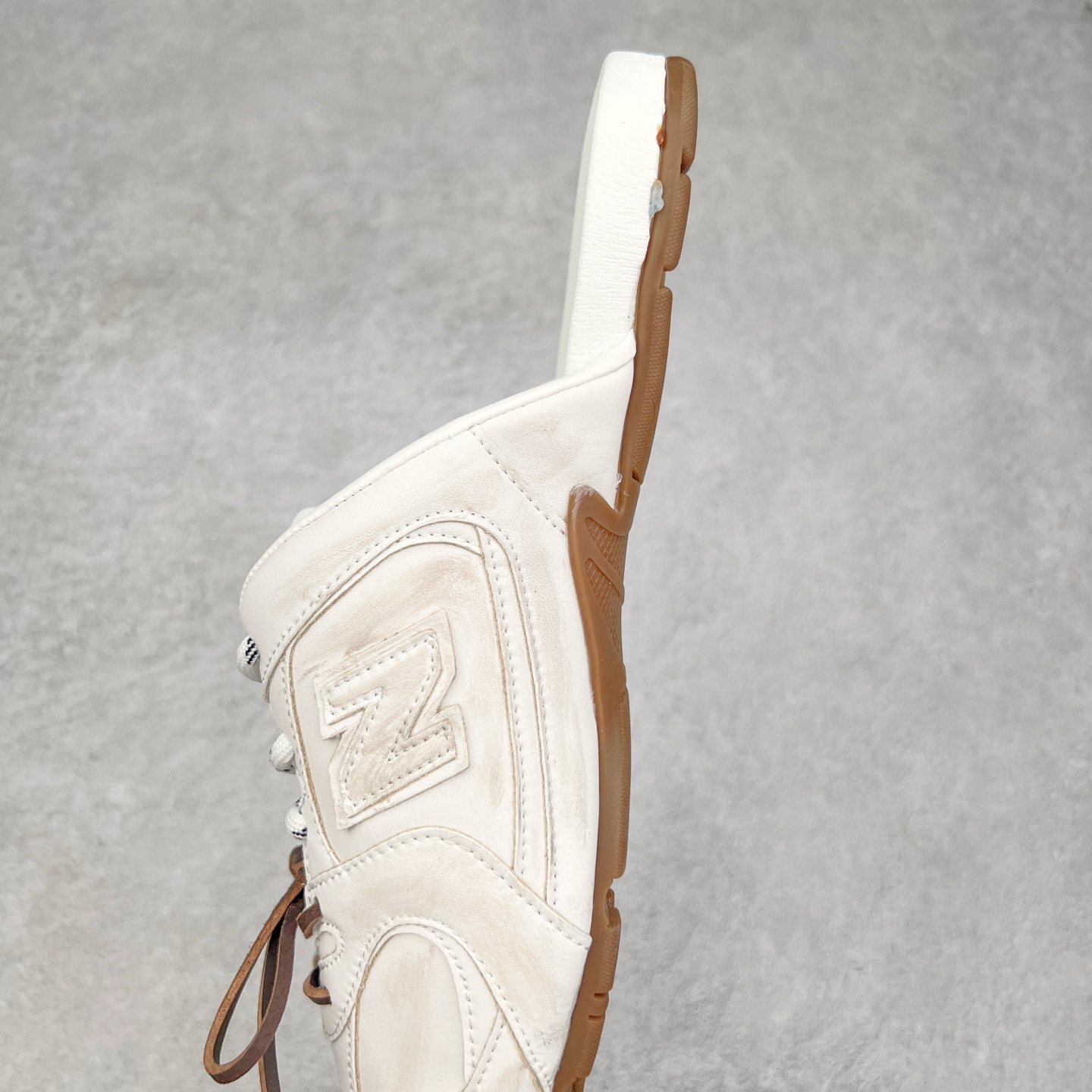 图片[7]-MiuMiu x New Balance NB530 SL 缪缪联名系列低帮经典复古休闲运动鞋半拖 近几年运动品牌与各大潮流品牌不断推出联名产品，在球鞋圈拥有极高的热度。此外，奢侈品牌和运动品牌联名也早已非新鲜事，继 Dior 和 Jordan Brand 以及 Prada 和 adidas 合作后。近日，Miu Miu与New Balance的合作基本已经成为定番，每年都会上新，而近期的最新联名也已经正式曝光，预计会在24年春夏面世！相比之前两次使用的574，这次Miu Miu带来了全新风格。采用了全新型号MR530进行设计，继续使用复古的旧化效果和去年就被带火的美拉德配色打造。Miu Miu作为千禧文化的重要推手，这次也是直接挑选了New Balance 2000年代时发布的健身跑鞋MR530。整体做旧效果非常明显，甚至有些二手鞋的感觉，多少是有点瘦巴黎世家影响了……配色方面将会推出米色和棕色两种颜色可供选择，整体覆盖了做旧麂皮，鞋舌和鞋垫和之前一致，有Miu Miu的Logo，同时搭配皮革和棉质双鞋带组成。尺码：36 37 37.5 38 38.5 39.5 40 40.5 41.5 42 42.5 43.5 44 44.5 45-选品中心