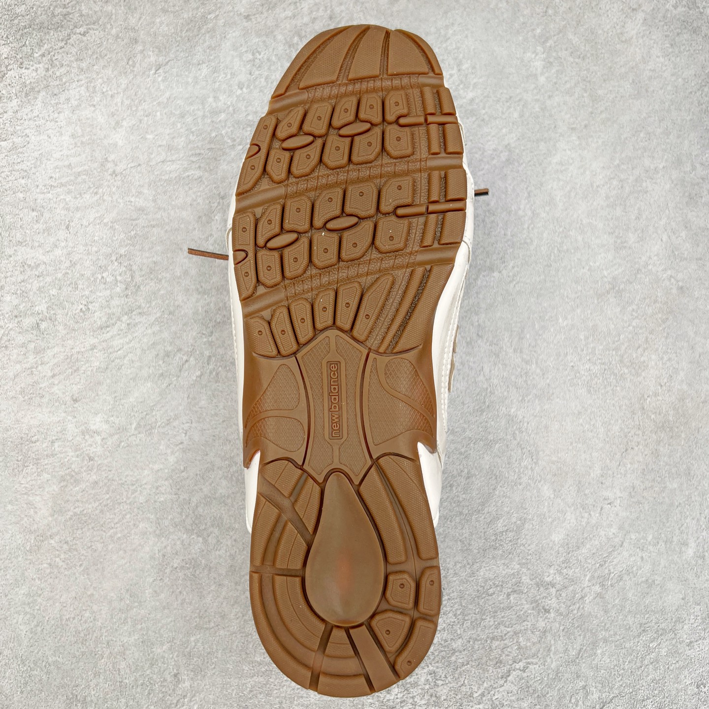 图片[9]-MiuMiu x New Balance NB530 SL 缪缪联名系列低帮经典复古休闲运动鞋半拖 近几年运动品牌与各大潮流品牌不断推出联名产品，在球鞋圈拥有极高的热度。此外，奢侈品牌和运动品牌联名也早已非新鲜事，继 Dior 和 Jordan Brand 以及 Prada 和 adidas 合作后。近日，Miu Miu与New Balance的合作基本已经成为定番，每年都会上新，而近期的最新联名也已经正式曝光，预计会在24年春夏面世！相比之前两次使用的574，这次Miu Miu带来了全新风格。采用了全新型号MR530进行设计，继续使用复古的旧化效果和去年就被带火的美拉德配色打造。Miu Miu作为千禧文化的重要推手，这次也是直接挑选了New Balance 2000年代时发布的健身跑鞋MR530。整体做旧效果非常明显，甚至有些二手鞋的感觉，多少是有点瘦巴黎世家影响了……配色方面将会推出米色和棕色两种颜色可供选择，整体覆盖了做旧麂皮，鞋舌和鞋垫和之前一致，有Miu Miu的Logo，同时搭配皮革和棉质双鞋带组成。尺码：36 37 37.5 38 38.5 39.5 40 40.5 41.5 42 42.5 43.5 44 44.5 45-选品中心