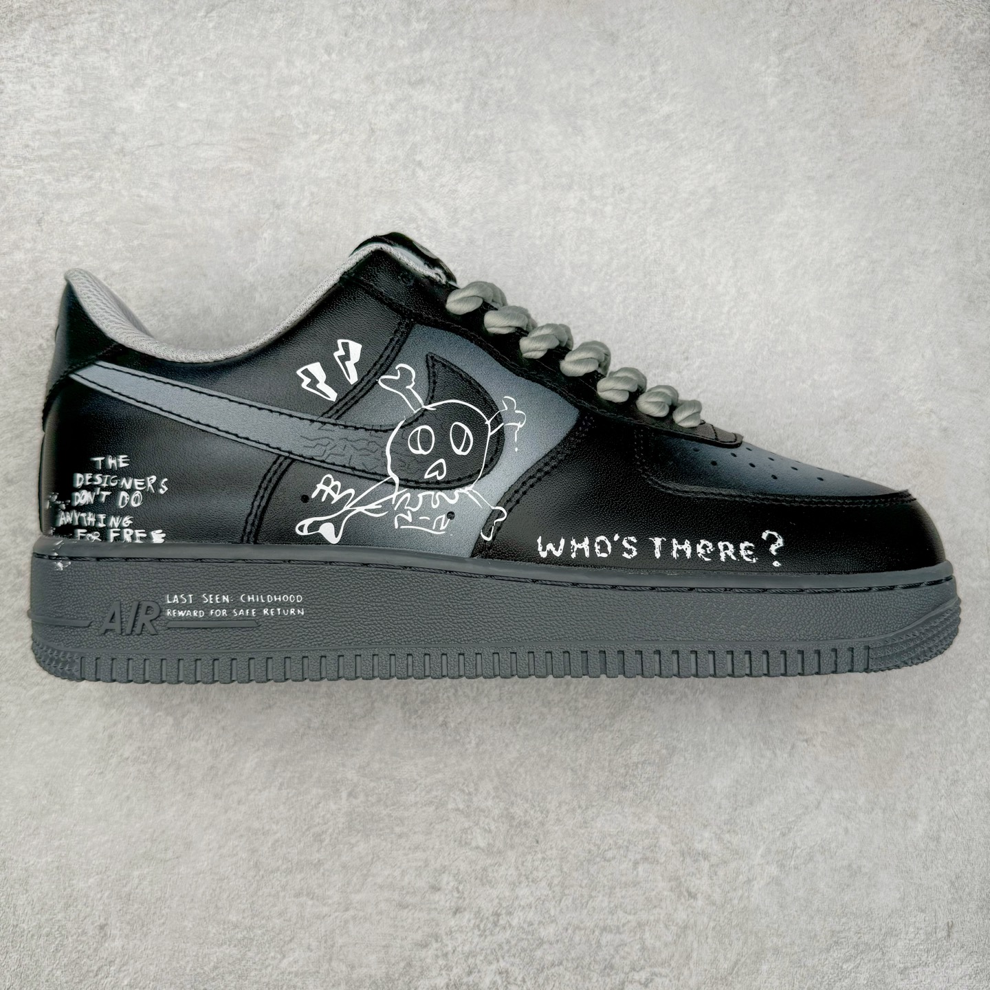 NK Air Force 1´07 Low 空军一号低帮百搭休闲运动板鞋 YD2425-110 柔软、弹性十足的缓震性能和出色的中底设计 横跨复古与现代的外型结合 造就出风靡全球 三十多年的Force 1 直到今天还深受青睐 实拍调校N版已经零色差零失真 百分百还原实物色彩所见即所得 不存在货不对板色差等低级问题 选购参考实物拍摄 不混卖不参货 只用心做好货严格选品 承诺混一赔十 尺码：36 36.5 37.5 38 38.5 39 40 40.5 41 42 42.5 43 44 44.5 45-选品中心