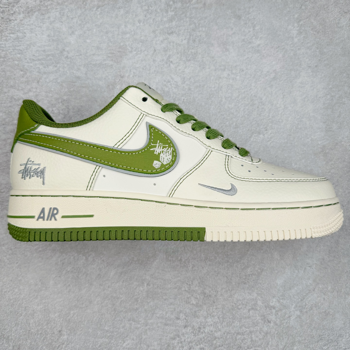 NK Air Force 1´07 Low 空军一号低帮百搭休闲运动板鞋 XS1958-525 柔软、弹性十足的缓震性能和出色的中底设计 横跨复古与现代的外型结合 造就出风靡全球 三十多年的Force 1 直到今天还深受青睐 实拍调校N版已经零色差零失真 百分百还原实物色彩所见即所得 不存在货不对板色差等低级问题 选购参考实物拍摄 不混卖不参货 只用心做好货严格选品 承诺混一赔十 尺码：36 36.5 37.5 38 38.5 39 40 40.5 41 42 42.5 43 44 44.5 45-选品中心