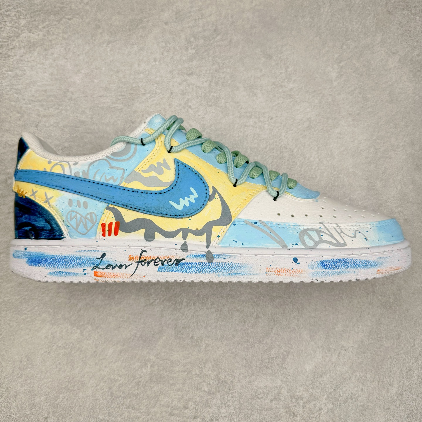 NK Court Vision 1 “镜之魅影”手绘涂鸦定制板鞋 DH2978-033 在那幽谧昏暗的房间里，一面古老的镜子静静伫立，镜面斑驳，裂痕交错，镜之魅影，它不仅是一面镜子的神秘力量，更是我们内心深处对自我的追寻和探索。尺码：36 36.5 37.5 38 38.5 39 40 40.5 41 42 42.5 43 44 44.5 45-选品中心