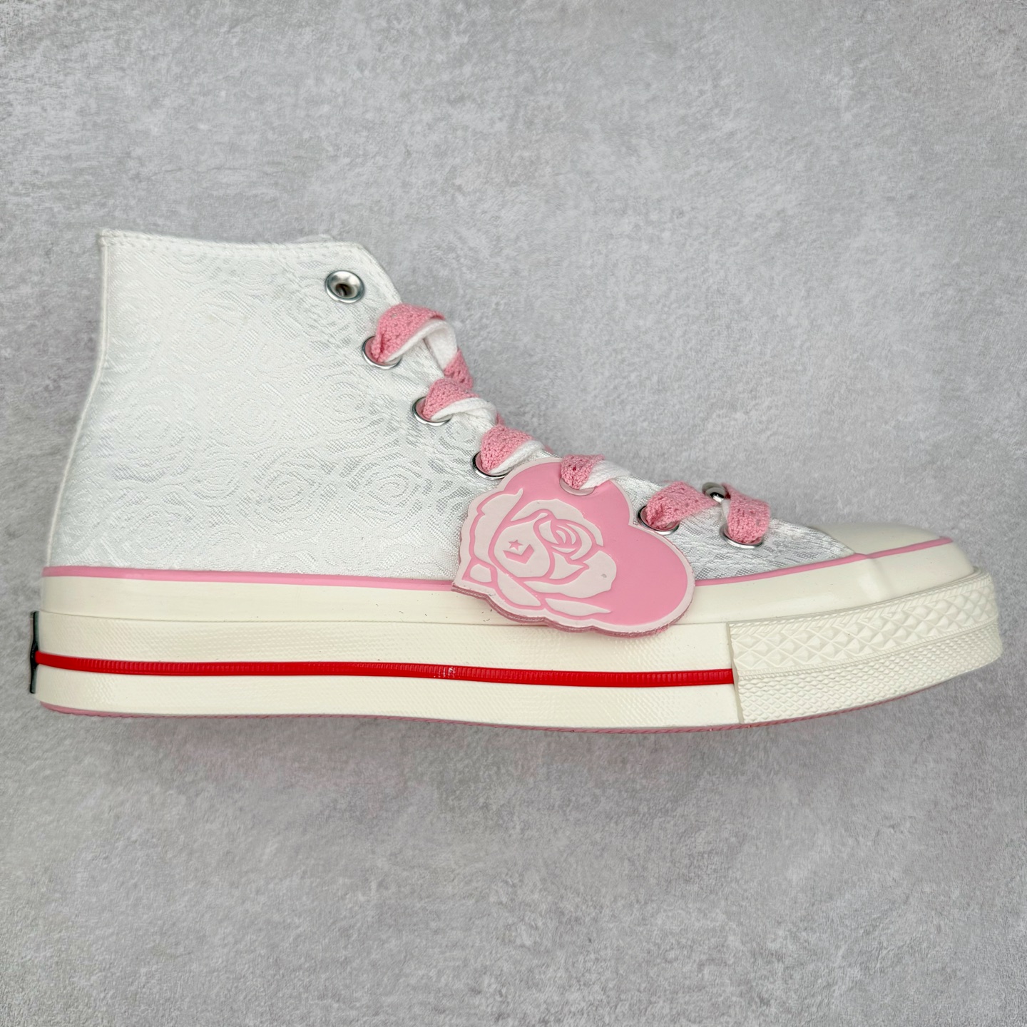 Converse Chuck 1970 Rose Vintage 情人节限定💗爱心玫瑰 休闲帆布鞋 匡威官方新款 鞋面采用玫瑰花刺绣提花纹理 暗藏浪漫摩斯密码 爱心红底步步生情，附赠粉红蕾丝鞋带系住桃花运 经典高帮版型配牛仔甜辣 搭纱裙仙气拉满 OrthoLite鞋垫走路自带粉红泡泡 立体心形粉红玫瑰挂牌 细节满满 货号：A14798C 尺码：35 36 36.5 37 37.5 38 39 39.5 40-选品中心