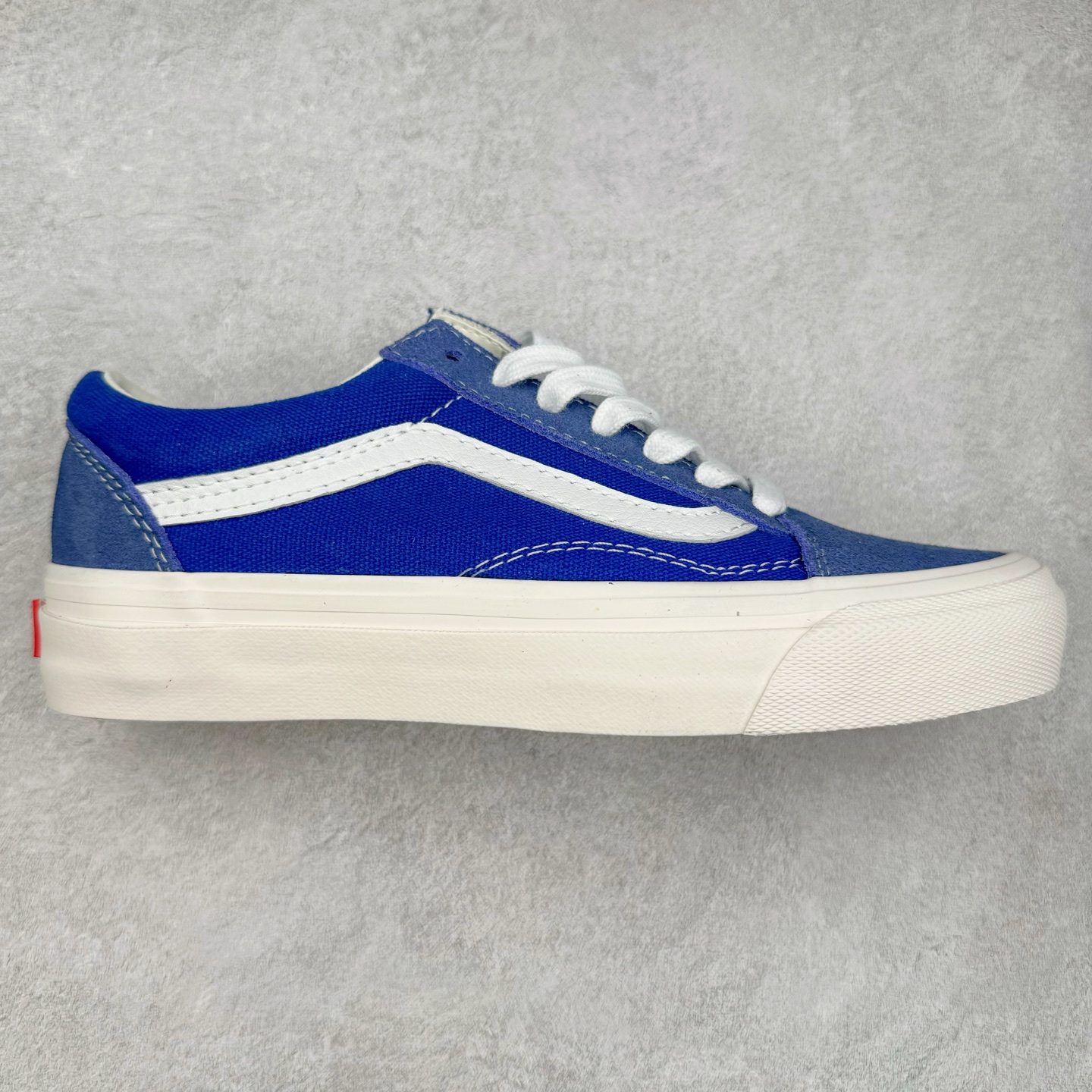 Vans Premium Old Skool 高阶系列 范斯官方新款 重回复古街头巅峰 鞋面采用麂皮搭配帆布材质打造 质感拉满 从鞋型和贴合度方面重塑鞋款 增强复古属性 缓震抗疲劳活动鞋垫使脚感更舒适 货号:VN000D569IJ 红色 货号:VN000D560QY 蓝色 尺码:35 36 36.5 37 38 38.5 39 40 40.5 41 42 42.5 43 44-选品中心