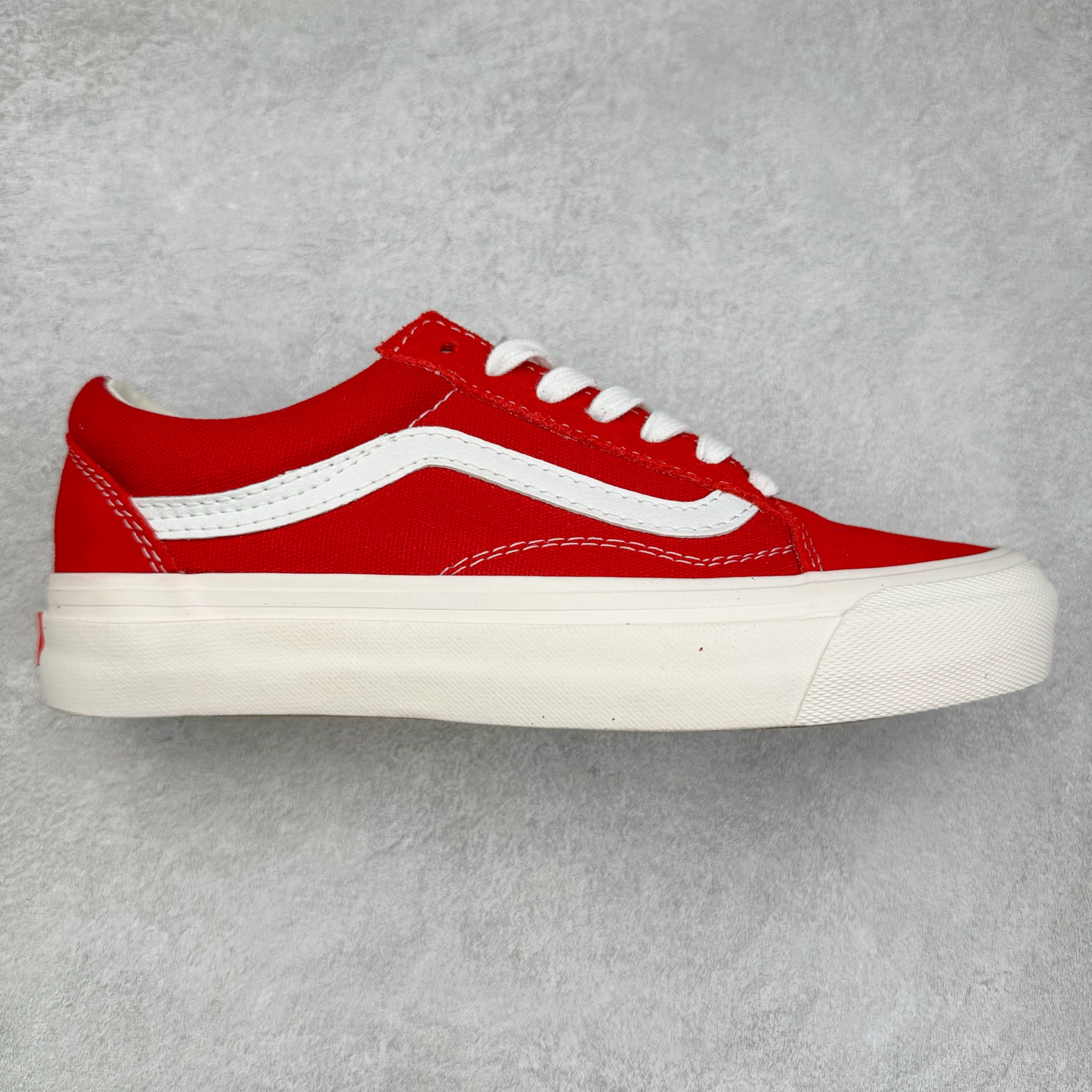 Vans Premium Old Skool 高阶系列 范斯官方新款 重回复古街头巅峰 鞋面采用麂皮搭配帆布材质打造 质感拉满 从鞋型和贴合度方面重塑鞋款 增强复古属性 缓震抗疲劳活动鞋垫使脚感更舒适 货号:VN000D569IJ 红色 货号:VN000D560QY 蓝色 尺码:35 36 36.5 37 38 38.5 39 40 40.5 41 42 42.5 43 44-选品中心