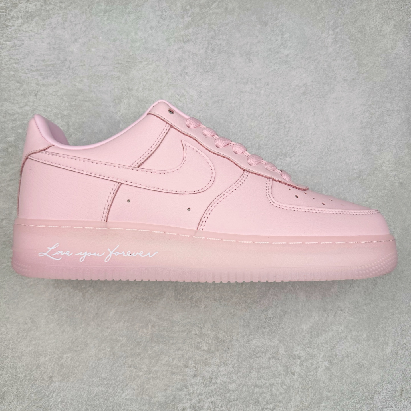 NK Air Force 1´07 Low 空军一号低帮百搭休闲运动板鞋 CZ8065-600 柔软、弹性十足的缓震性能和出色的中底设计 横跨复古与现代的外型结合 造就出风靡全球 三十多年的Force 1 直到今天还深受青睐 实拍调校N版已经零色差零失真 百分百还原实物色彩所见即所得 不存在货不对板色差等低级问题 选购参考实物拍摄 不混卖不参货 只用心做好货严格选品 承诺混一赔十 尺码：36 36.5 37.5 38 38.5 39 40 40.5 41 42 42.5 43 44 44.5 45-选品中心