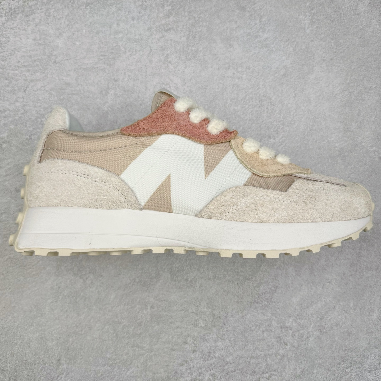 New Balance MS327 NB新百伦系列复古休闲运动慢跑鞋 #以更纯粹的复古风格设计打造的全新造型 侧身还以解构设计 将 N 字标志以做旧压花样式呈现 样式别具新意 而麂皮、冲孔皮革的塑造 则呈现出高级怀旧气质 也让鞋款在奢华时装风格与运动氛围之间达到了平衡 鞋身采用尼龙及猪巴革麂皮物料拼接构成 中底高弹PU材质及满丁防滑橡胶外底 尺码：36 37 37.5 38 38.5 39.5 40 40.5 41.5 42 42.5 43 44 45-选品中心