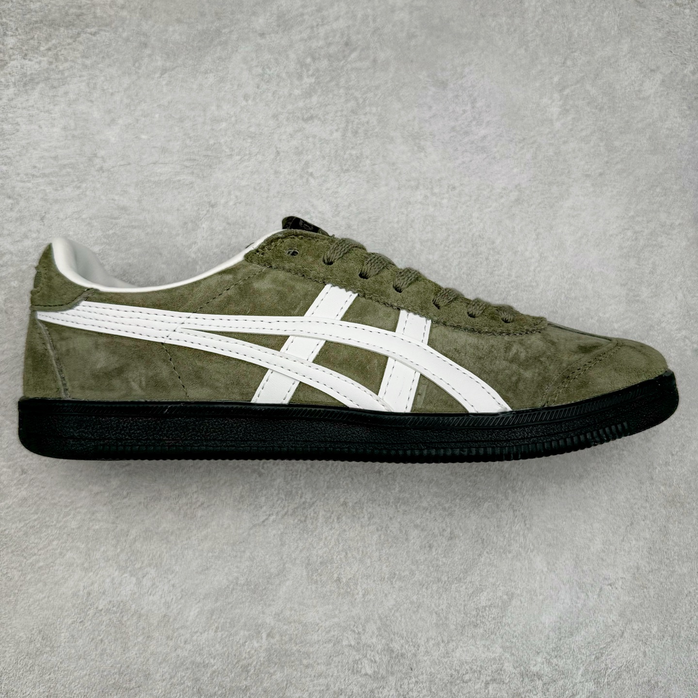 ＃特价福利 Asics Onitsuka Tige TOKUTEN 亚瑟士鬼冢虎男女士复古跑鞋街拍潮鞋低帮板鞋经典款中性复古运动鞋 轻盈舒适 时尚与复古与一体 轻盈的款式 适合夏天~简单的设定配合修长的线条 全鞋身均以麖皮打造 散发着日本新一代的潮流品味 无论配衬任何造型都能胜任 Tokuten 精神来自80年代的室内用鞋 T-TOE前足补强设计 环状中底底部结构 橡胶大底元素 防滑耐磨的同时保持着鞋子的轻盈 并提供良好牵引力 脚感柔软舒适 长时间行走也不会觉得脚部不适 经典复刻款 休闲百搭 中性款男女都可穿 尺码：36 37 37.5 38 39 40.5 41.5 42 42.5 43.5 44 45-选品中心