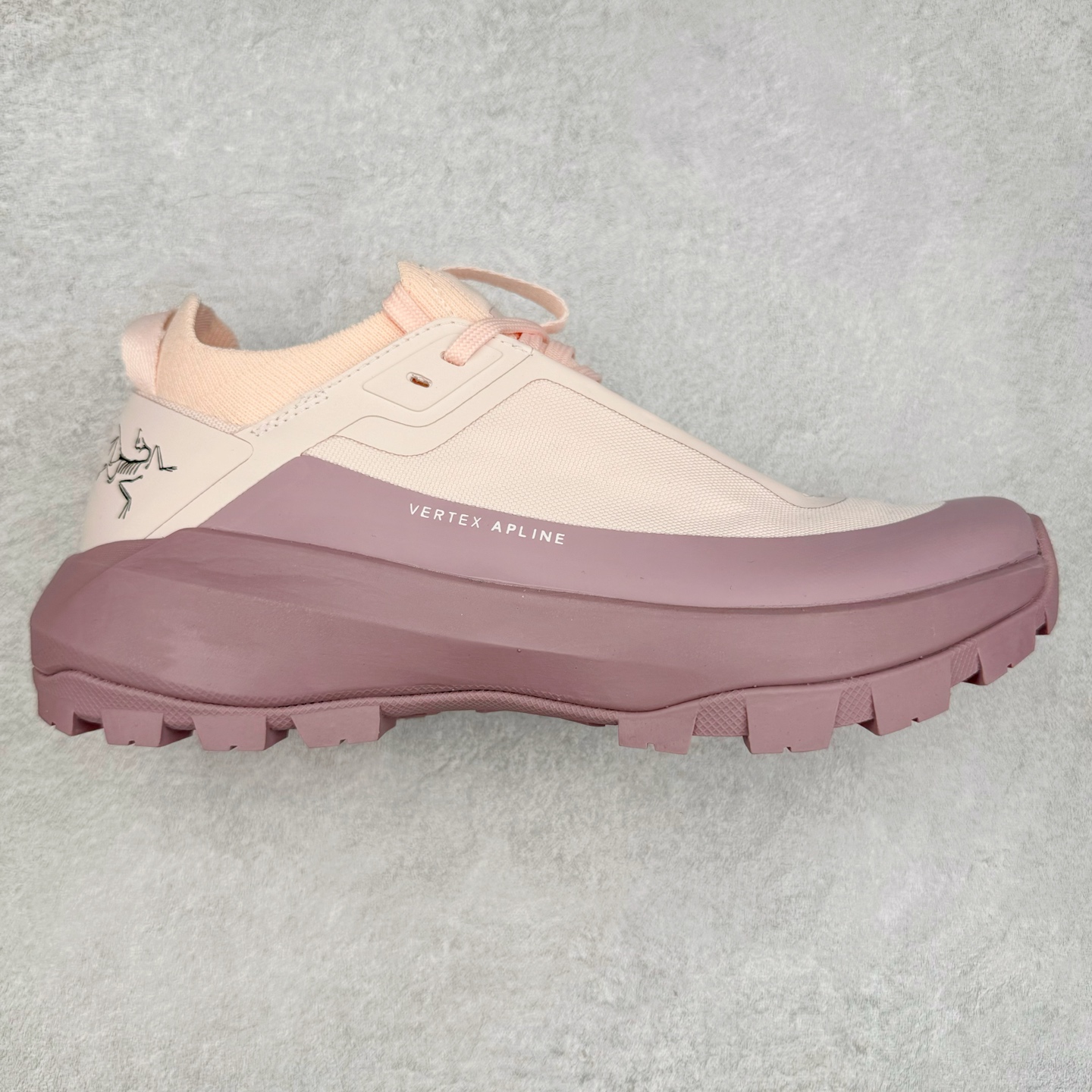 ＃HP Arcteryx Vertex GTX 始祖鸟户外防水透气低帮徒步登山鞋 Arcteryx中文名始祖鸟 加拿大户外服饰品牌 1989年创立于加拿大温哥华 始祖鸟来自加拿大海岸山脉 植根高山的专业户外品牌 始终秉承对精湛设计和工艺孜孜以求的准则 从1989年创立至今 Arcteryx始终不断在产品设计与做工上不惜工本 以满足始祖鸟的标准 品质、设计以及精简的理念造就了其良好的性能 并能满足严苛环境下的使用需求 尺码：36 37 38 39 40-选品中心