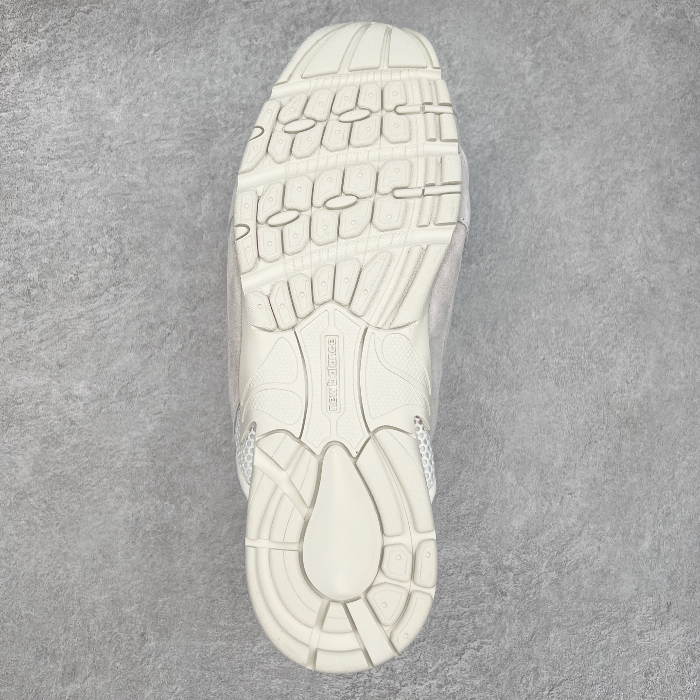 图片[9]-MiuMiu x New Balance NB530 SL 缪缪联名系列低帮经典复古休闲运动鞋半拖 近几年运动品牌与各大潮流品牌不断推出联名产品，在球鞋圈拥有极高的热度。此外，奢侈品牌和运动品牌联名也早已非新鲜事，继 Dior 和 Jordan Brand 以及 Prada 和 adidas 合作后。近日，Miu Miu与New Balance的合作基本已经成为定番，每年都会上新，而近期的最新联名也已经正式曝光，预计会在24年春夏面世！相比之前两次使用的574，这次Miu Miu带来了全新风格。采用了全新型号MR530进行设计，继续使用复古的旧化效果和去年就被带火的美拉德配色打造。Miu Miu作为千禧文化的重要推手，这次也是直接挑选了New Balance 2000年代时发布的健身跑鞋MR530。整体做旧效果非常明显，甚至有些二手鞋的感觉，多少是有点瘦巴黎世家影响了……配色方面将会推出米色和棕色两种颜色可供选择，整体覆盖了做旧麂皮，鞋舌和鞋垫和之前一致，有Miu Miu的Logo，同时搭配皮革和棉质双鞋带组成。尺码：36 37 37.5 38 38.5 39.5 40 40.5 41.5 42 42.5 43.5 44 44.5 45-选品中心